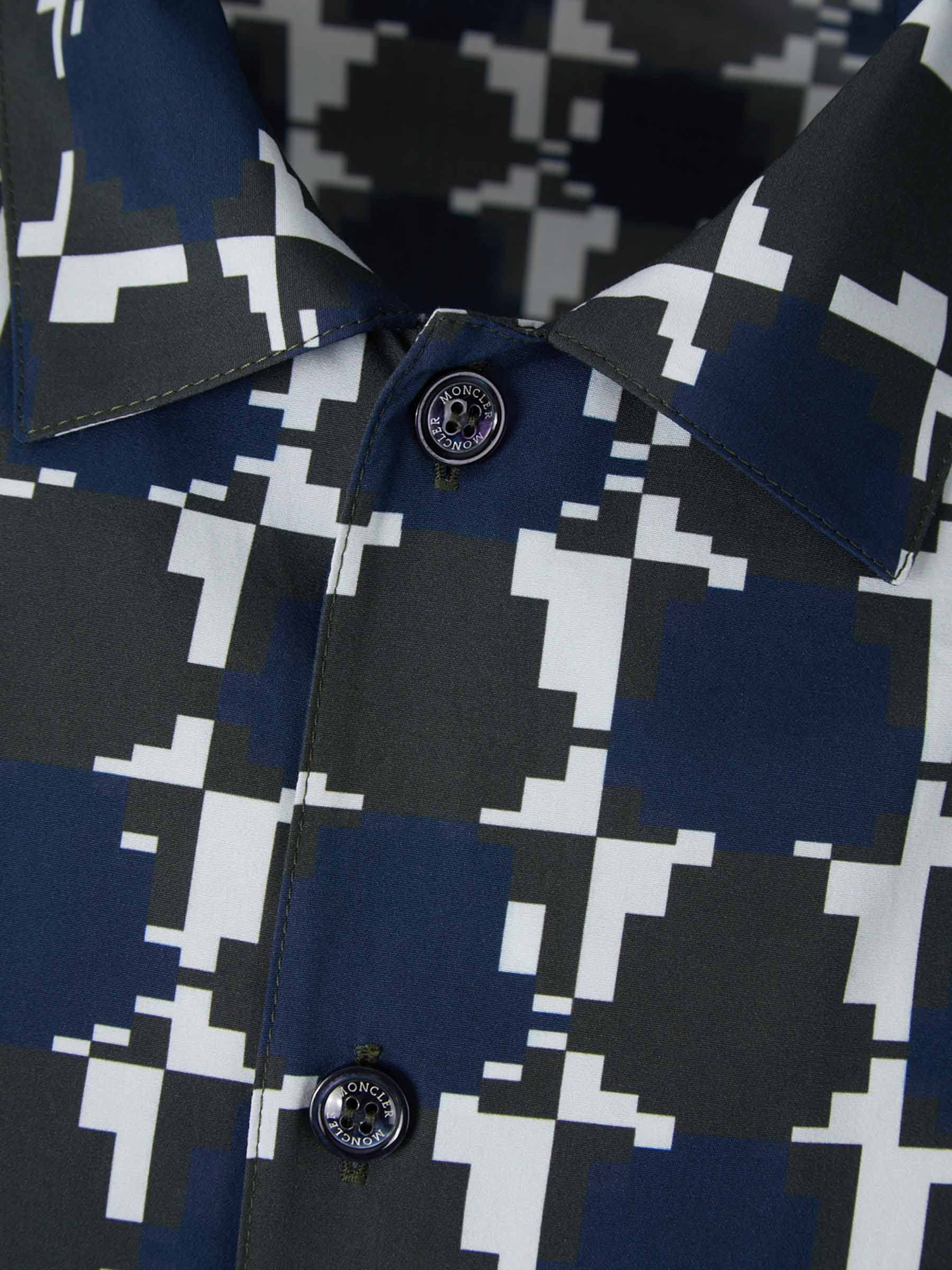 Moncler Hombre Barcelona Camisa Motivo Geométrico color Azul Marino sku 532-000592 01 - Foto 3