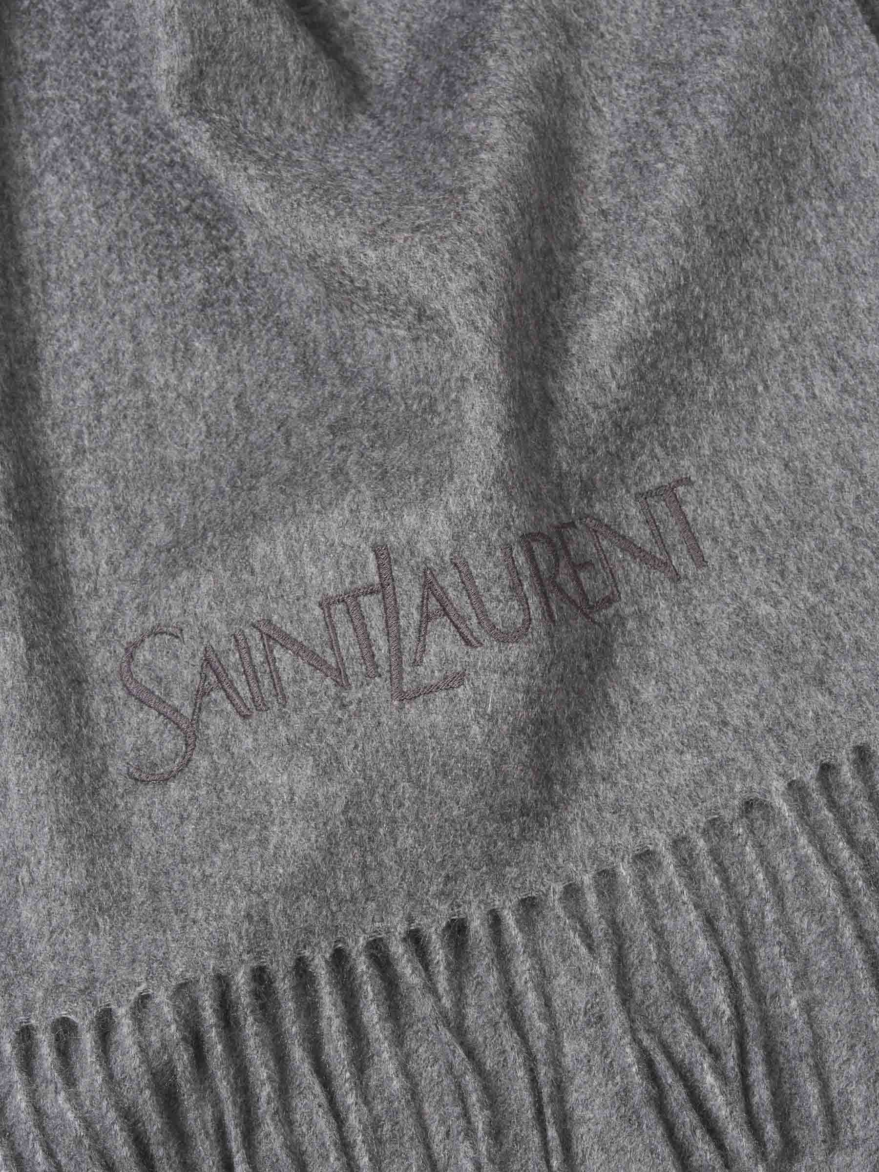Saint Laurent Hombre Barcelona Bufanda Monograma Jacquard color Gris Piedra sku 630-001432 01 - Foto 3