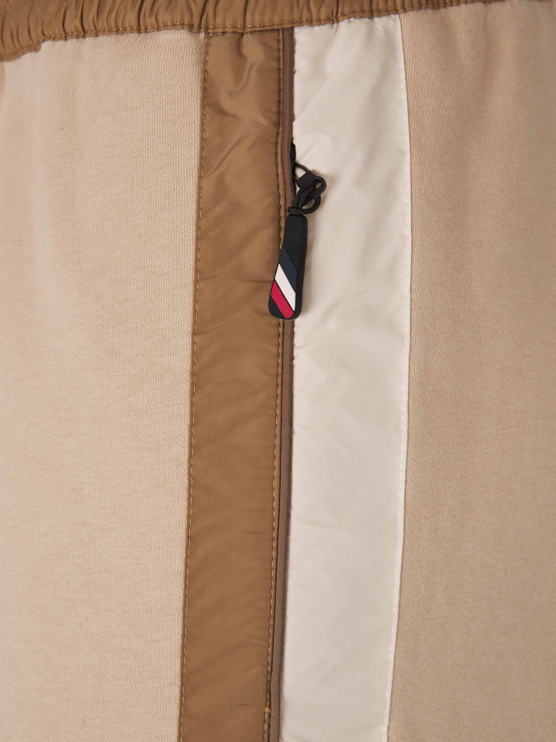 Moncler Grenoble Mujer Barcelona Joggers Técnicos Grenoble color Caramelo sku 761-003582 01 - Foto 4
