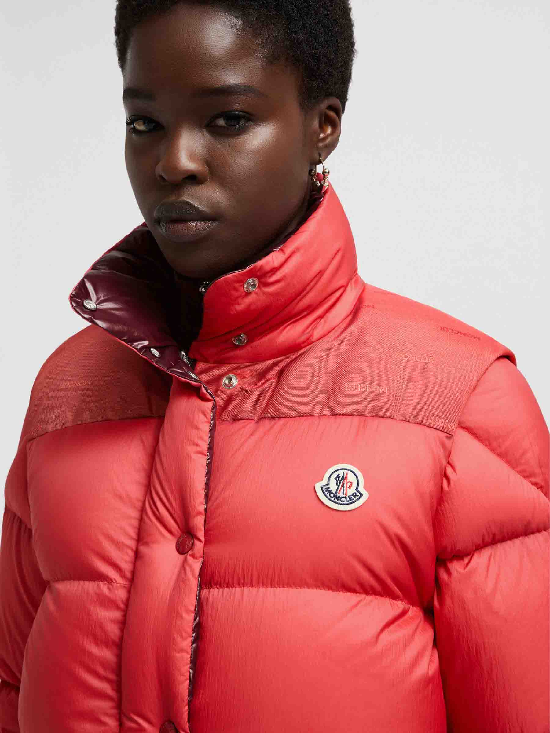 Moncler Verone Mujer Barcelona Chaqueta Acolchada Reversible color Coral sku 774-000506 03 - Foto 3