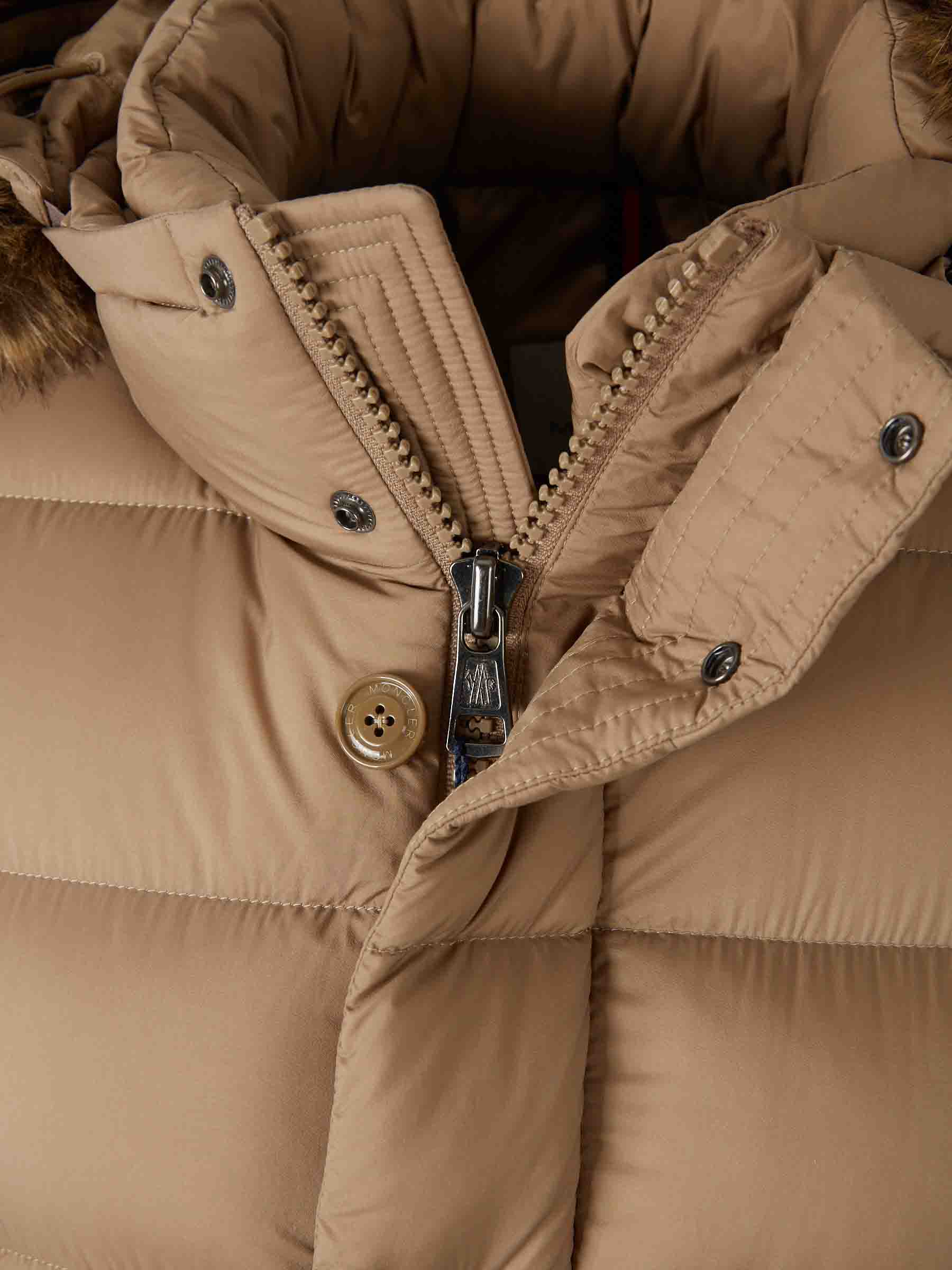 Moncler Hombre Barcelona Plumífero Largo Clunye color Camel sku 502-001654 01 - Foto 4