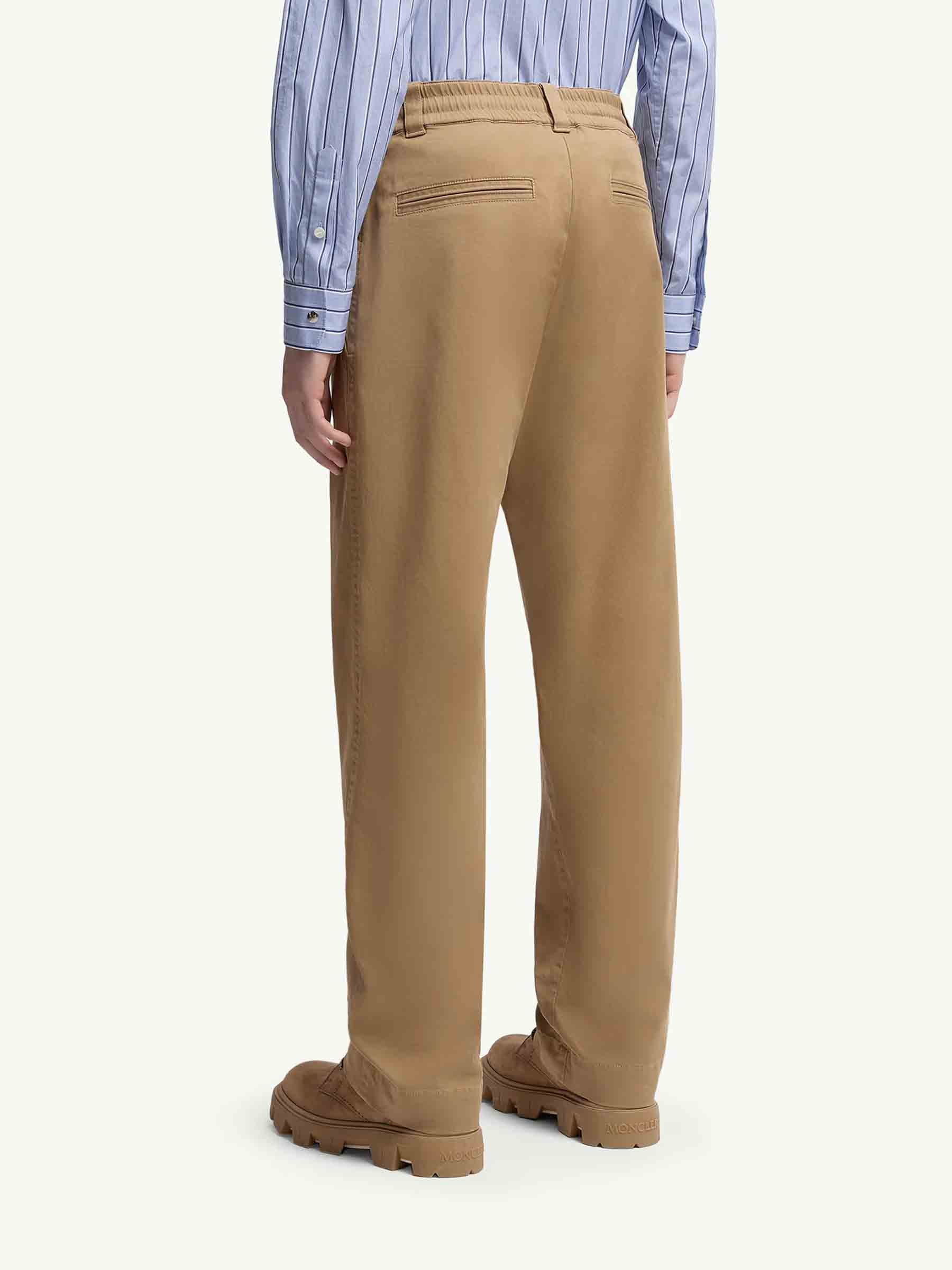 Moncler Hombre Barcelona Pantalones Gabardina Algodón color Camel sku 521-003400 01 - Foto 3