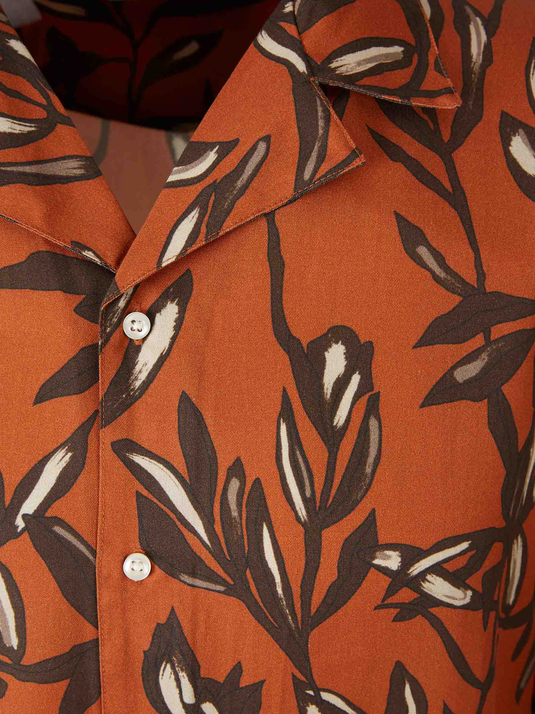 Officine Générale Hombre Barcelona Camisa Estampada Eren color Naranja Oscuro sku 532-000694 01 - Foto 3