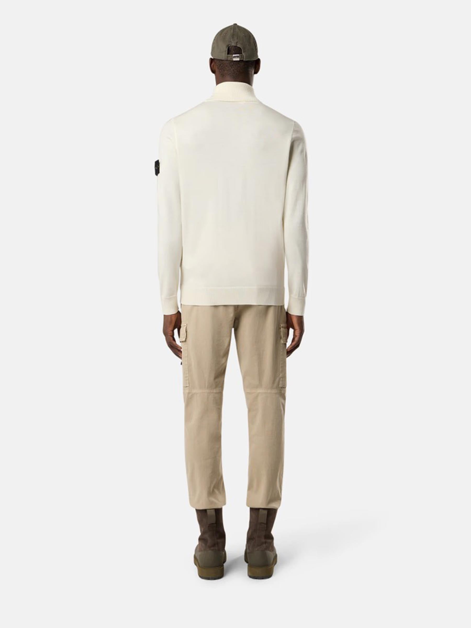 Stone Island Hombre Barcelona Jersey Cuello Alto color Marfil sku 542-002497 02 - Foto 3
