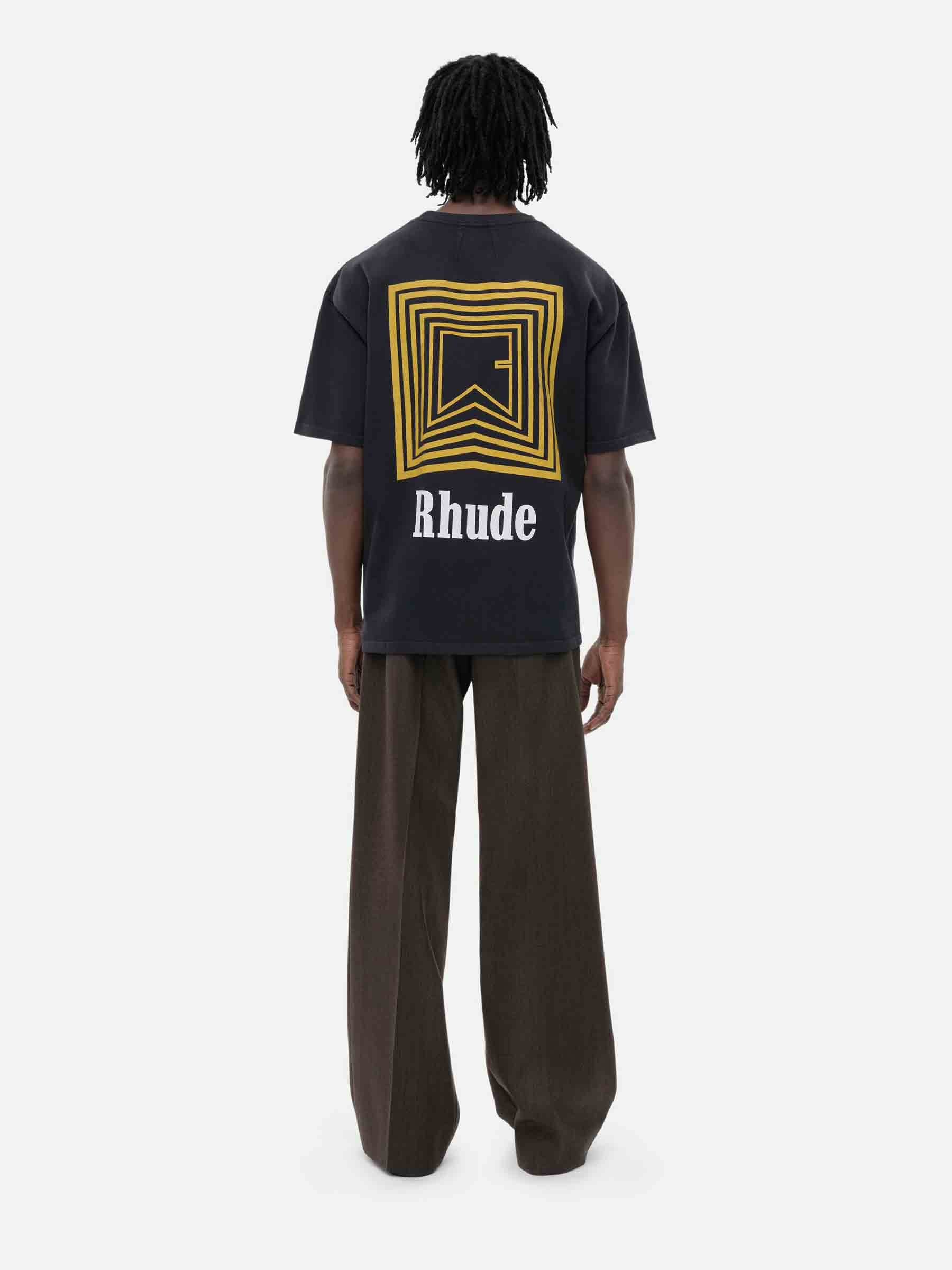 Rhude Hombre Barcelona Camiseta Logo Chevron color Negro sku 553-003952 00 - Foto 3