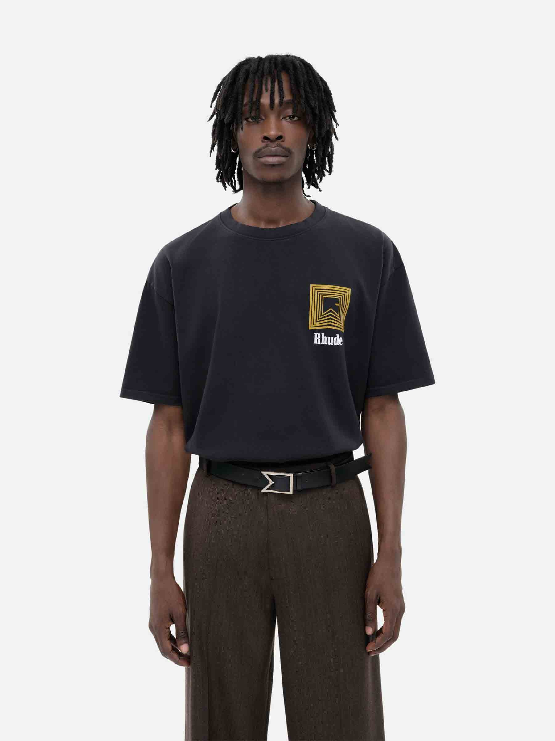 Rhude Hombre Barcelona Camiseta Logo Chevron color Negro sku 553-003952 00 - Foto 5