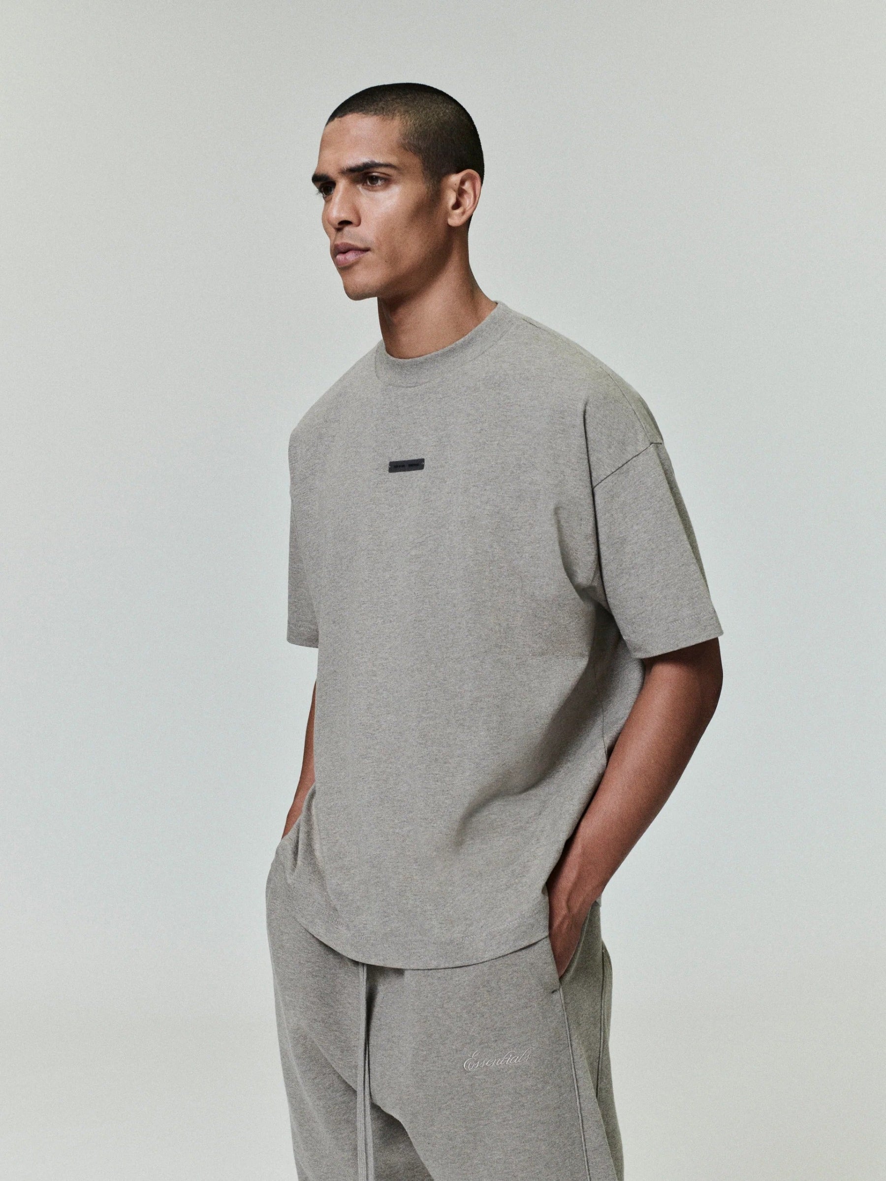 Fear of God Essentials Hombre Barcelona Camiseta Logo Algodón color Taupe sku 553-004409 01 - Foto 2