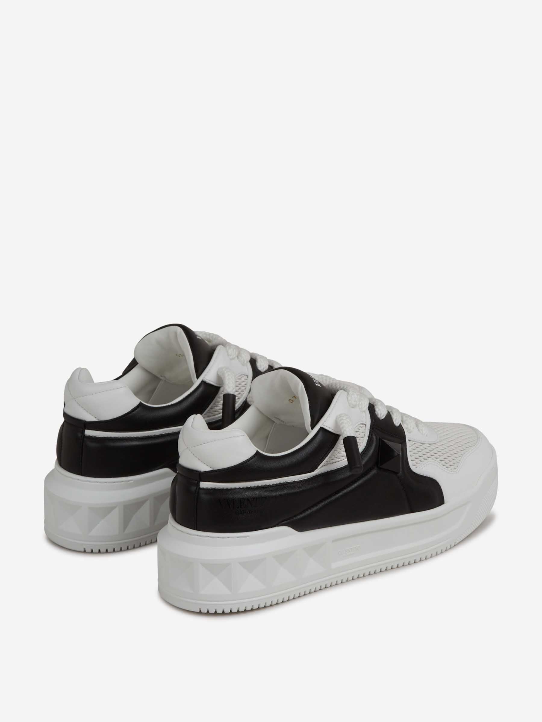 Valentino Garavani Hombre Barcelona Sneakers Stud color Blanco y Negro sku 616-003148 01 - Foto 3