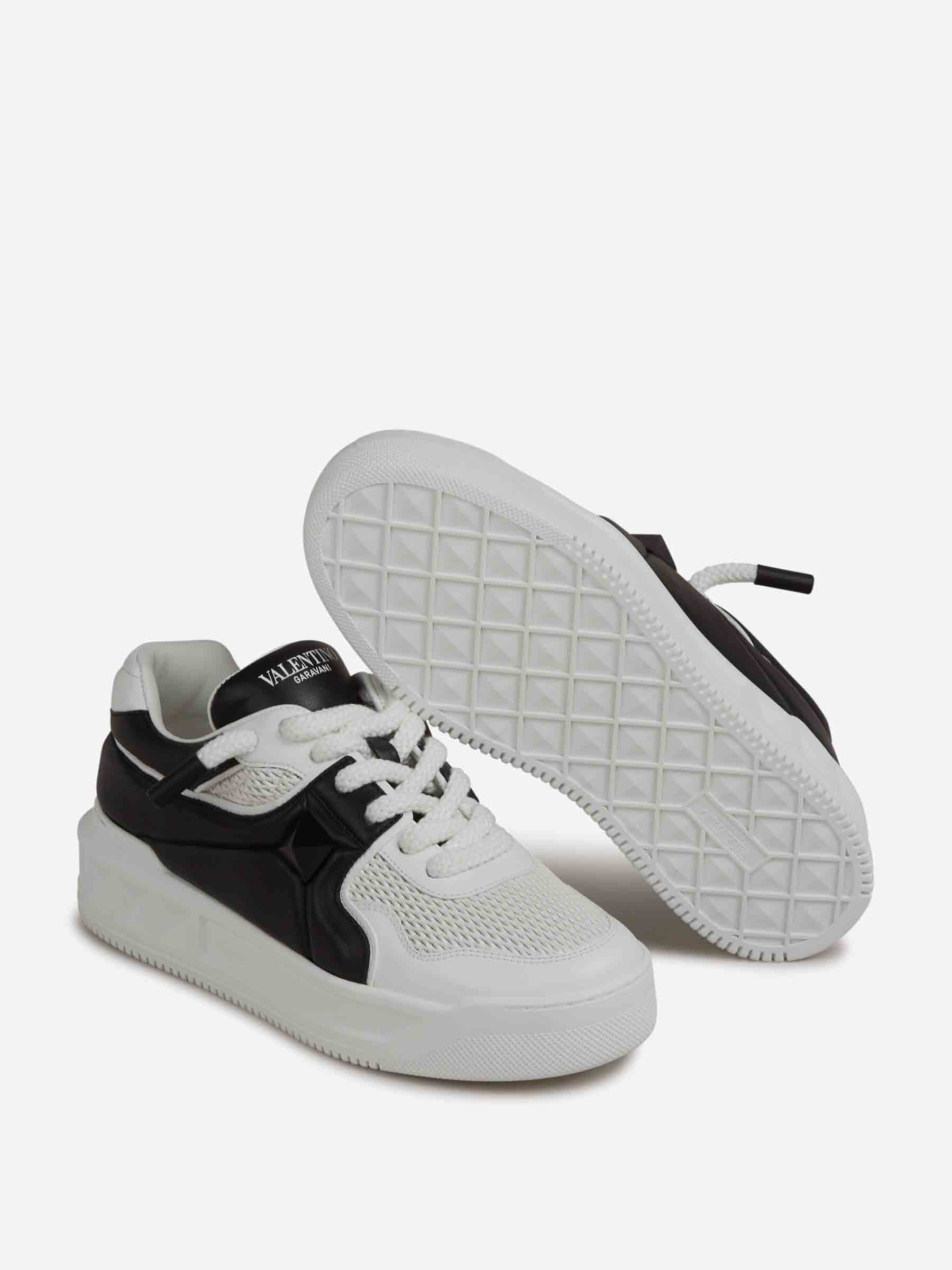 Valentino Garavani Hombre Barcelona Sneakers Stud color Blanco y Negro sku 616-003148 01 - Foto 4