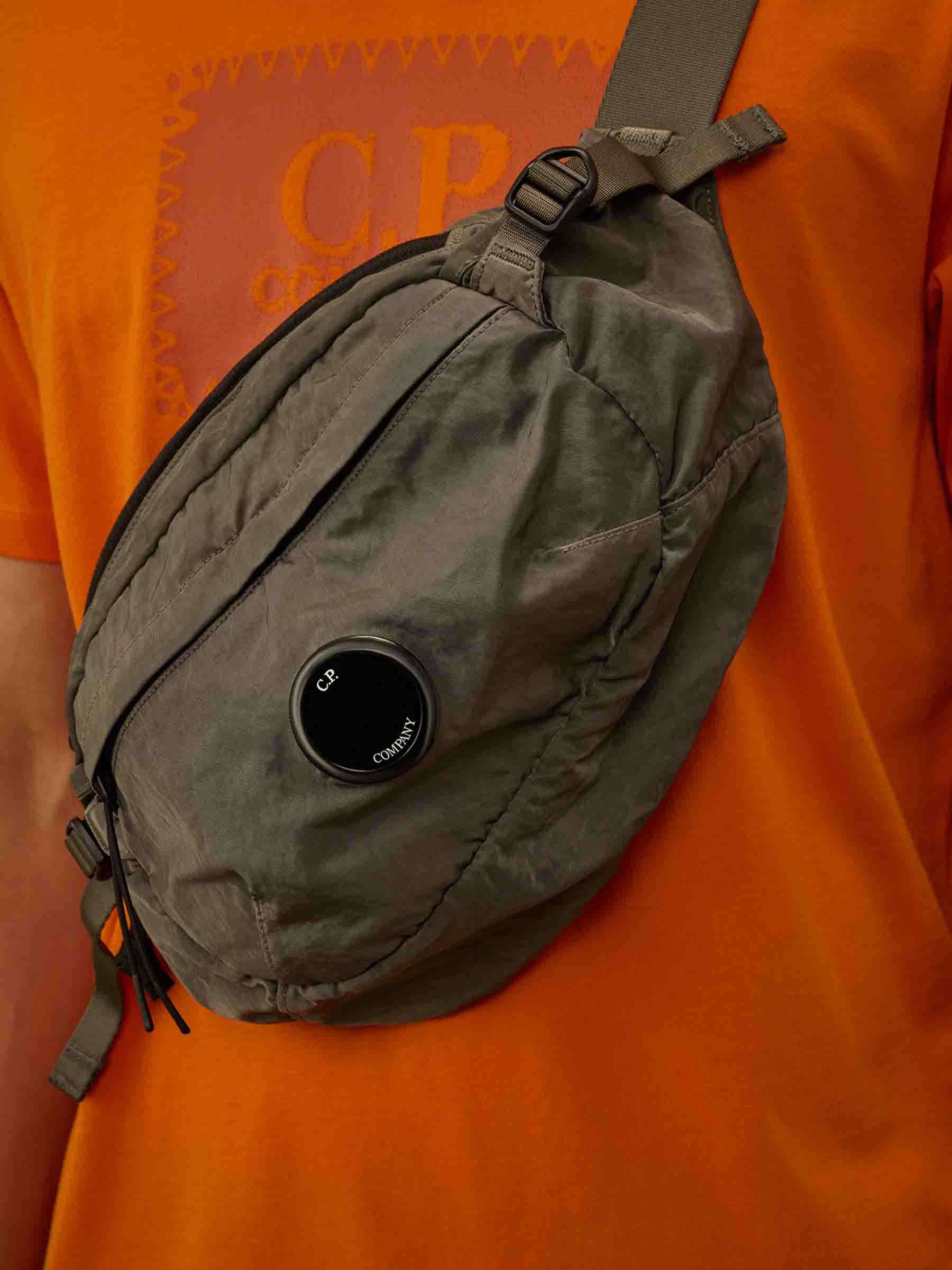 C.P. Company Hombre Barcelona Riñonera Logo Nylon color Gris Oscuro sku 690-000124 01 - Foto 3