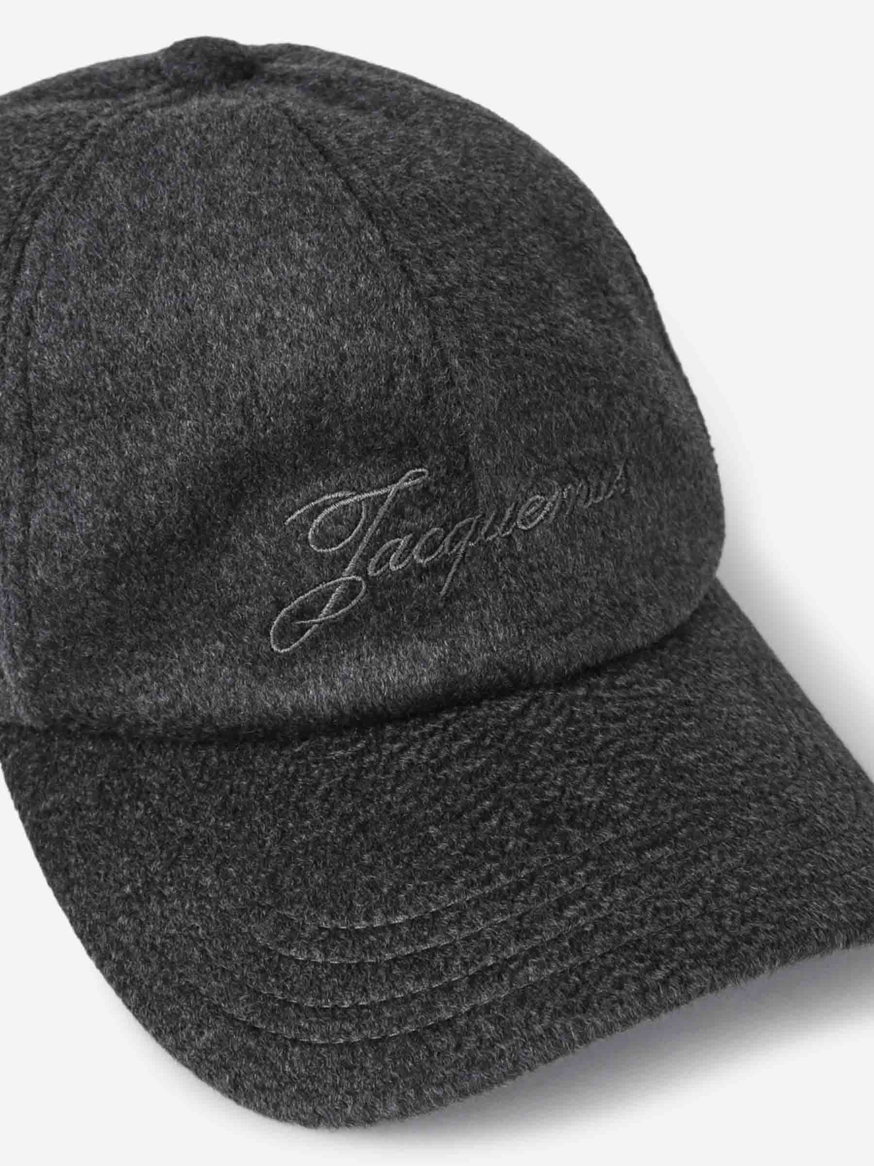 Jacquemus Hombre Barcelona Gorra Béisbol Cachemiro color Gris Oscuro sku 695-001824 01 - Foto 3