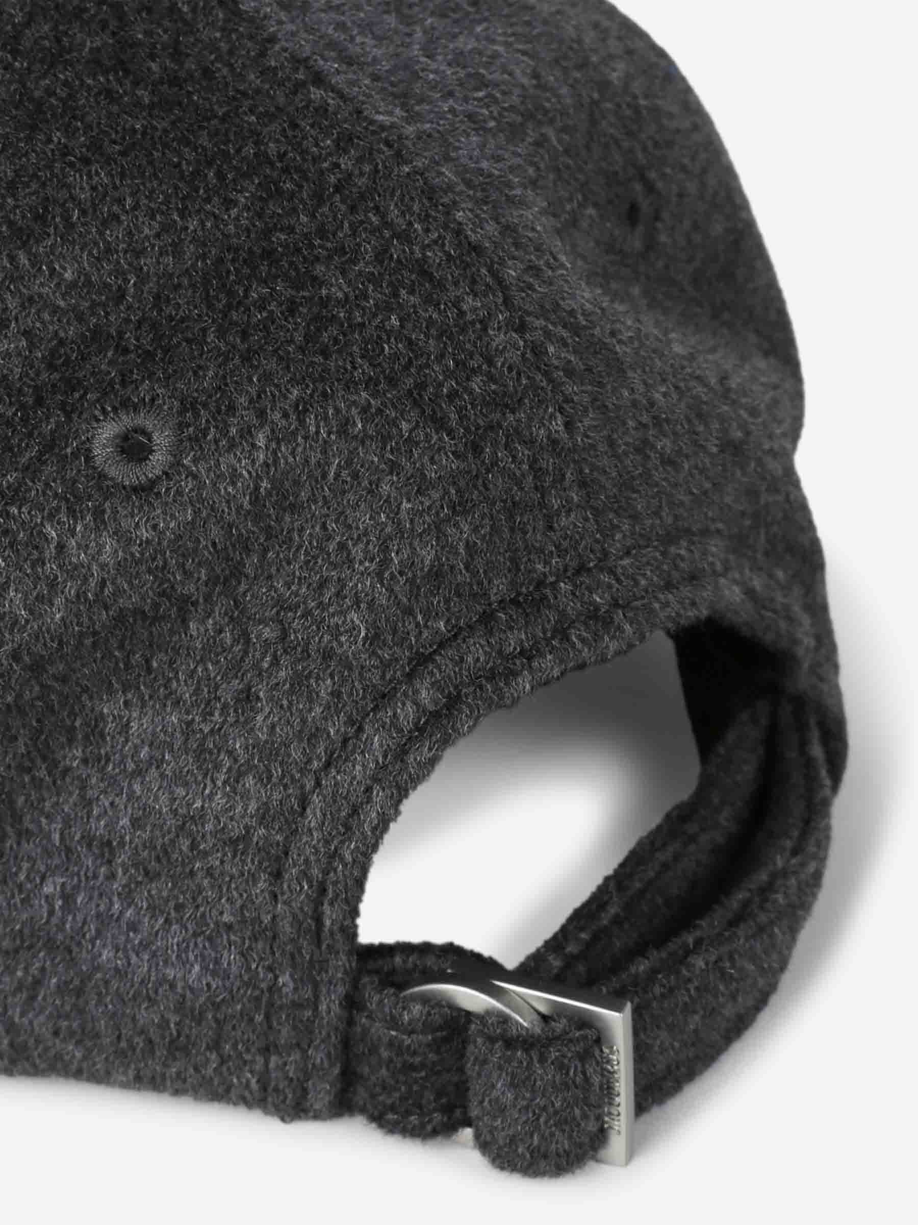Jacquemus Hombre Barcelona Gorra Béisbol Cachemiro color Gris Oscuro sku 695-001824 01 - Foto 4