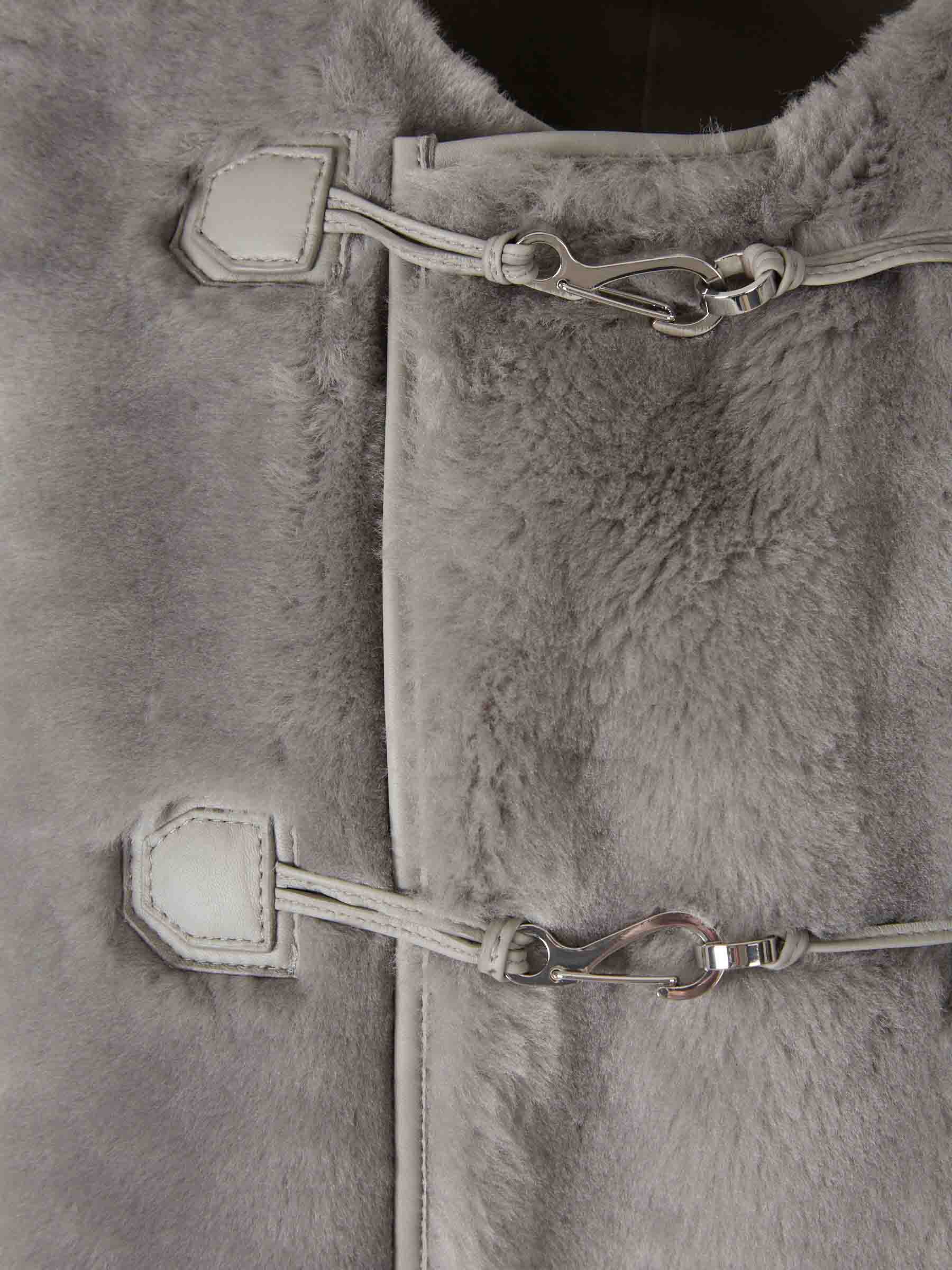 TOTEME Mujer Barcelona Abrigo Corto Pelo color Gris sku 771-001623 01 - Foto 3