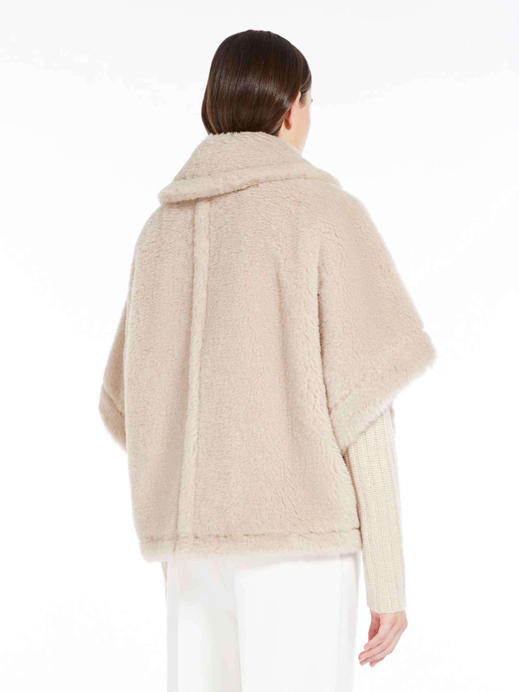 Max Mara Mujer Barcelona Abrigo Corto Pelo color Beige sku 771-001672 01 - Foto 3