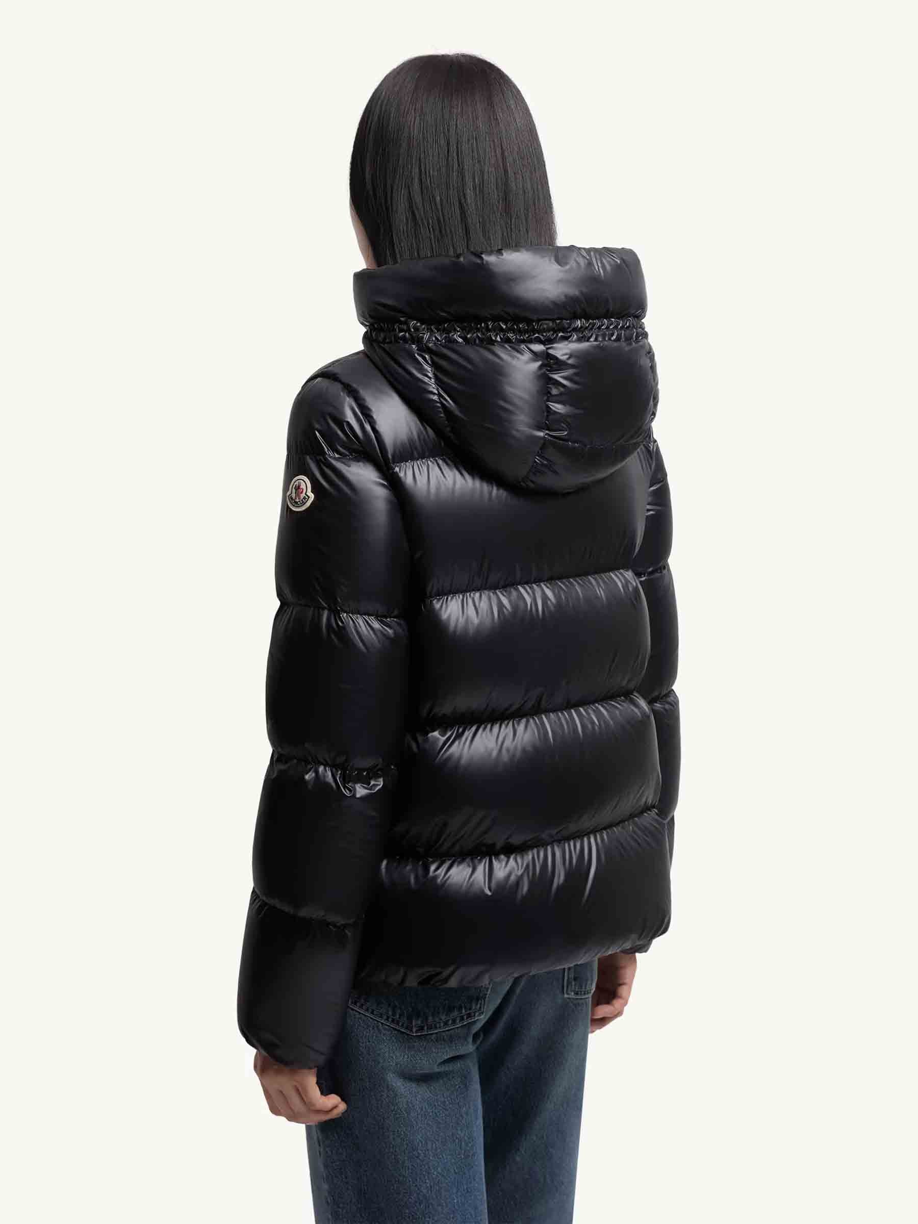 Moncler Mujer Barcelona Plumífero Corto Serittes color Negro sku 774-000592 01 - Foto 3