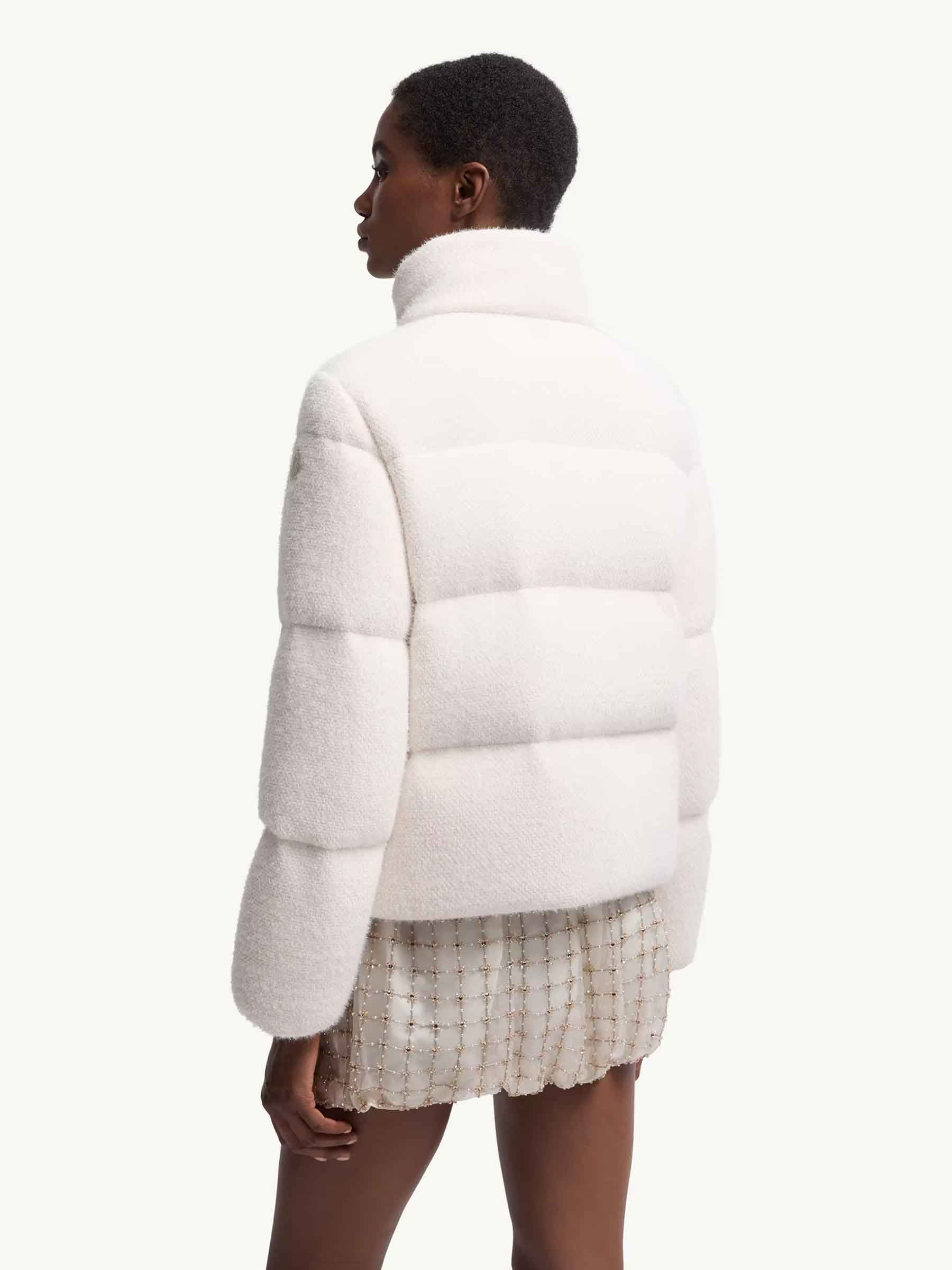 Moncler Mujer Barcelona Plumífero Corto Mornas color Marfil sku 774-000603 01 - Foto 3