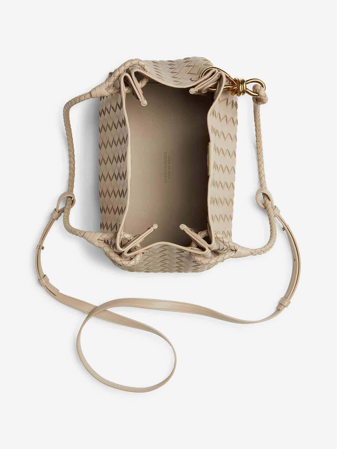 Bottega Veneta Mujer Barcelona Bolso Intrecciato Parachute color Marfil sku 810-008260 02 - Foto 3