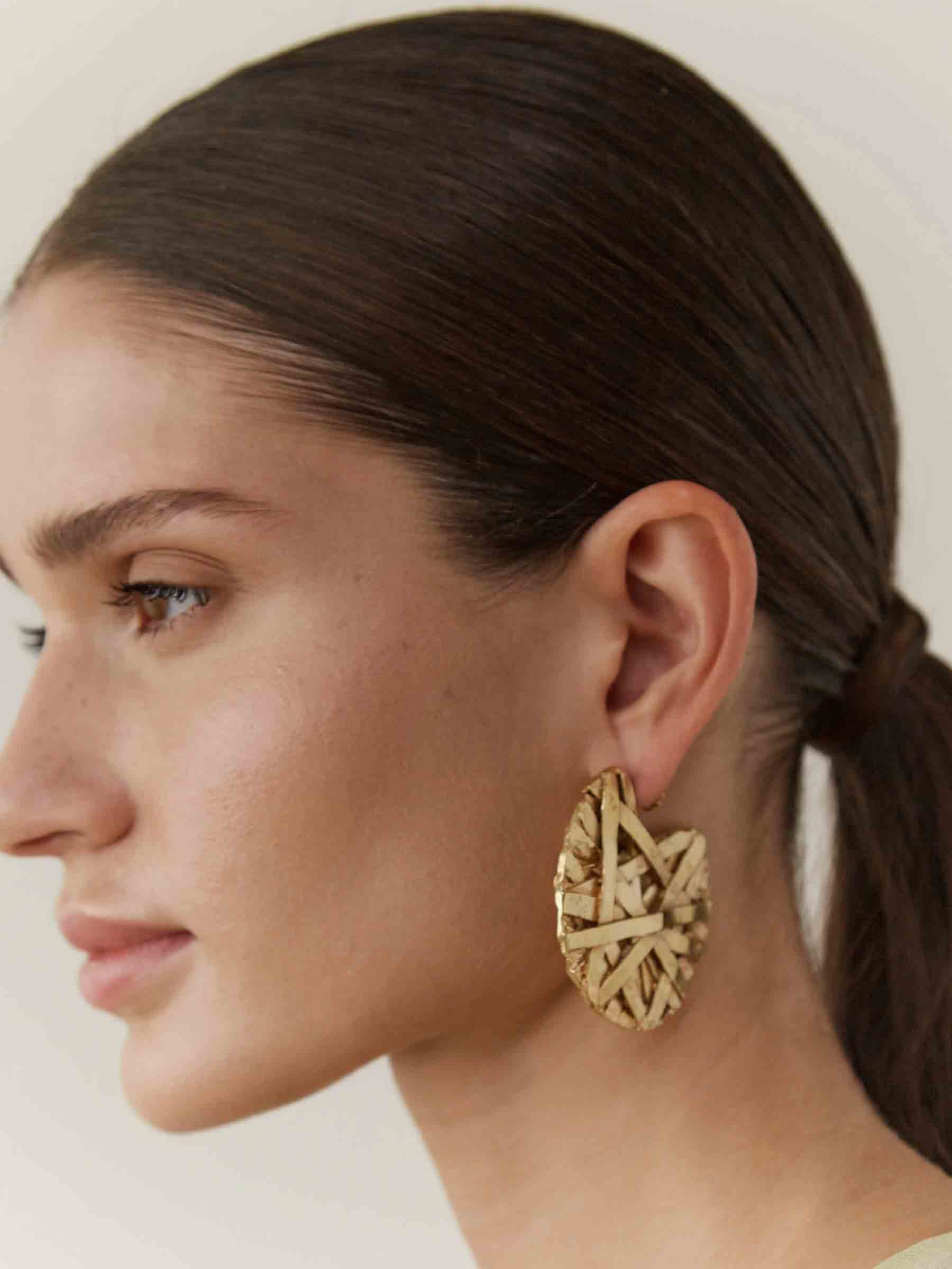 Paola Sighinolfi Mujer Barcelona Pendientes Large Icon Hoops color Dorado sku 850-001706 01 - Foto 3