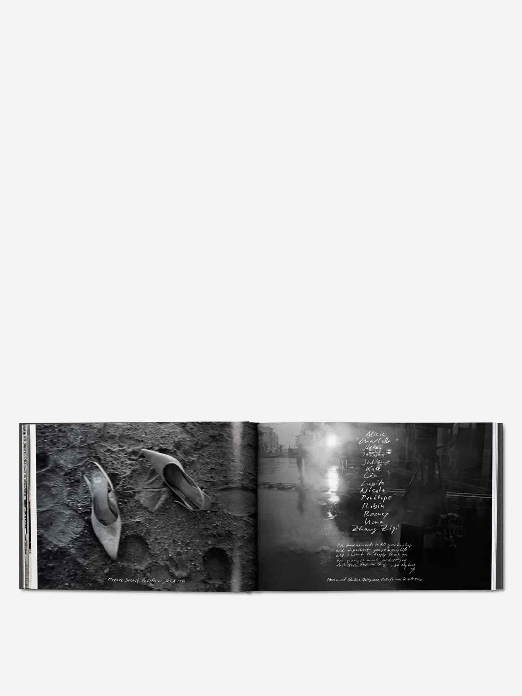 Taschen Mujer Barcelona Libro Shadows on the wall color Blanco sku 930-000086 01 - Foto 2
