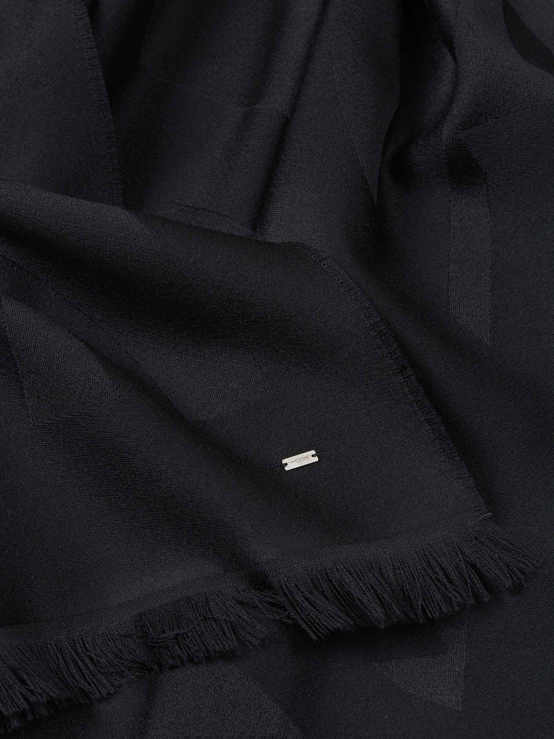 Saint Laurent Hombre Barcelona Bufanda Monograma Jacquard color Negro sku 630-001433 01 - Foto 3