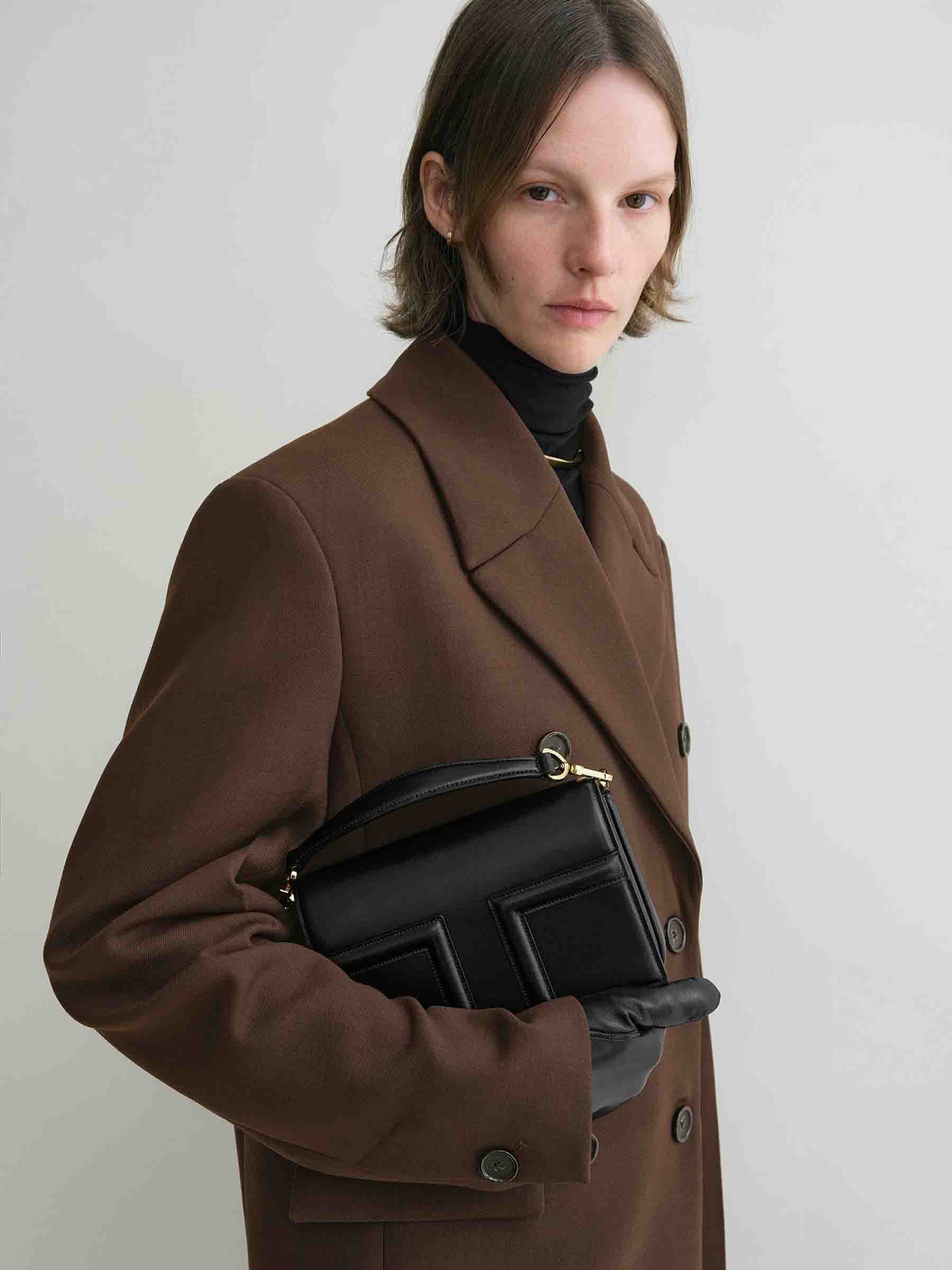 TOTEME Mujer Barcelona Bolso Bandolera T-Flap color Negro sku 810-007856 01 - Foto 2