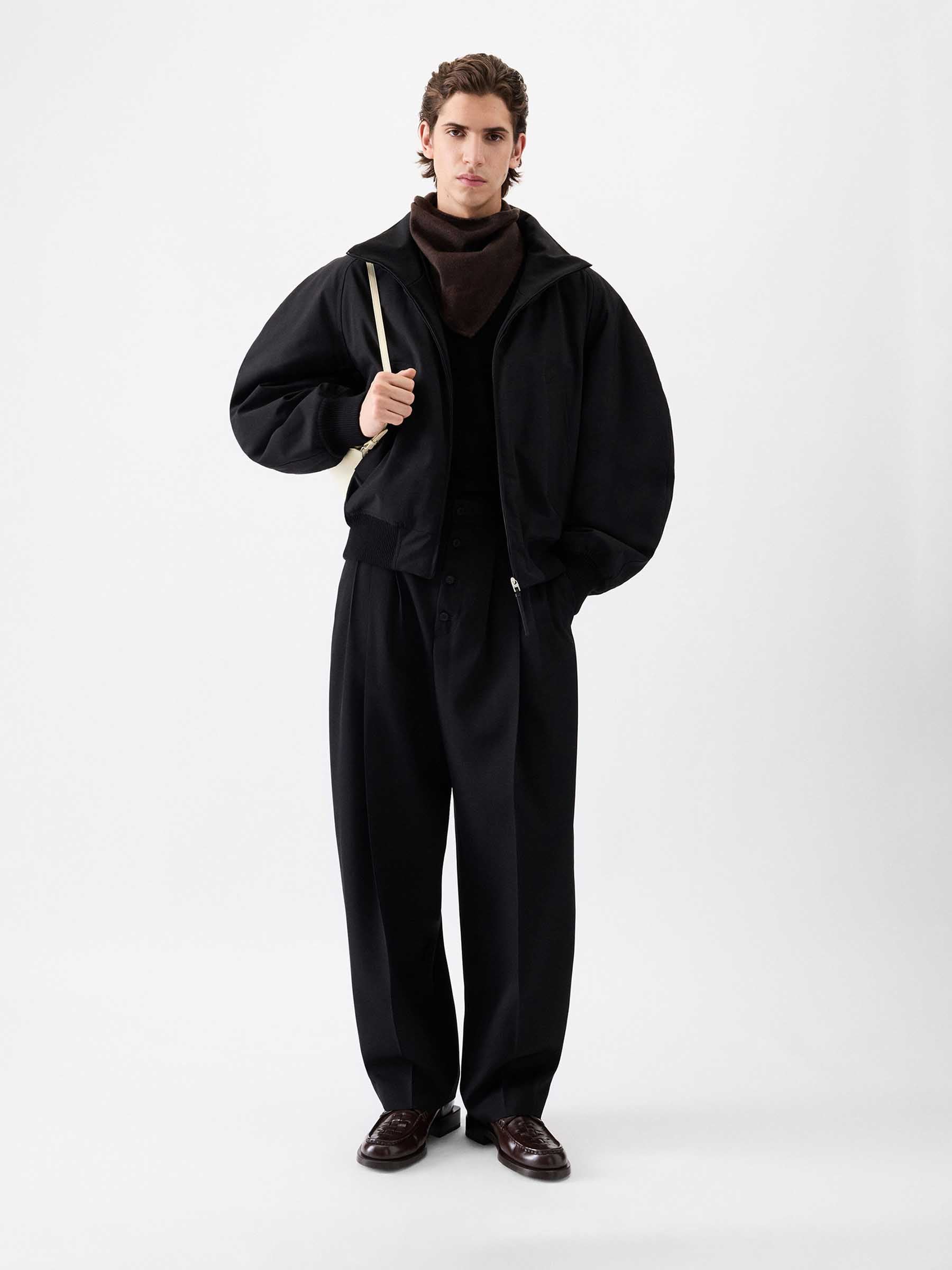 Jacquemus Hombre Barcelona Chaqueta Bomber Aero color Negro sku 512-002569 01 - Foto 2