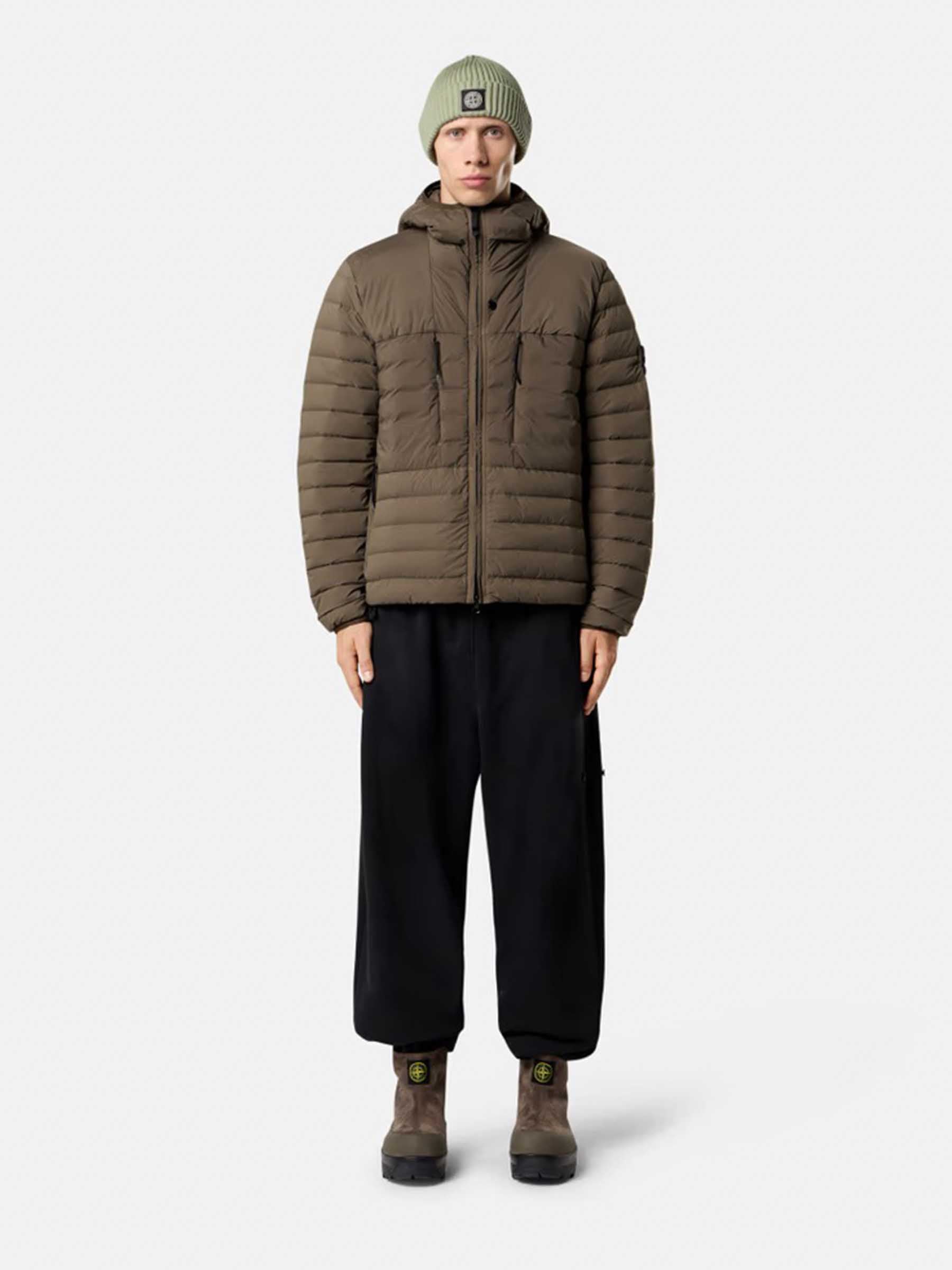 Stone Island Hombre Barcelona Plumífero Técnico Capucha color Verde Militar sku 512-002607 02 - Foto 2