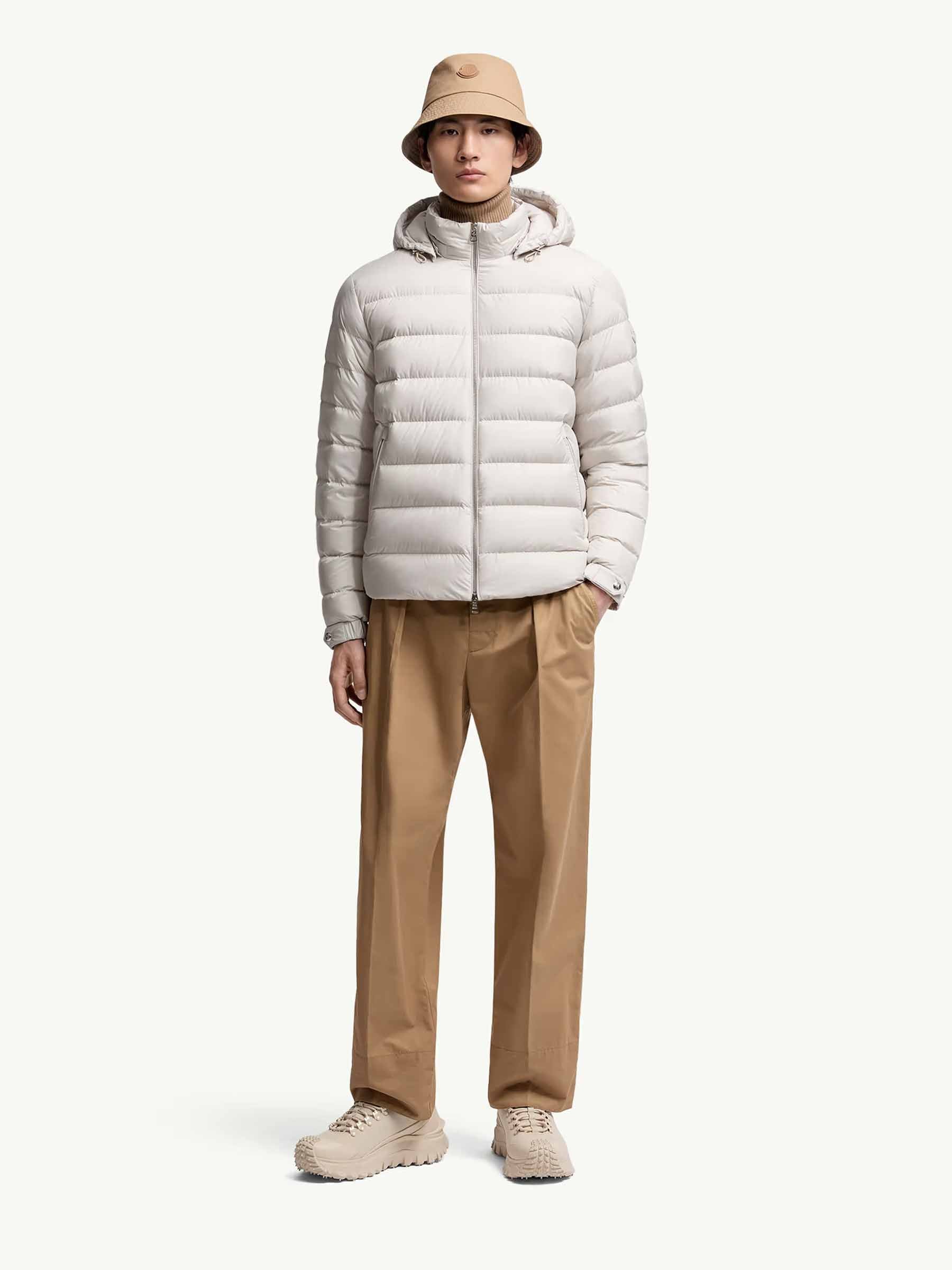 Moncler Hombre Barcelona Plumífero Corto Arneb color Gris Claro sku 512-002619 01 - Foto 2