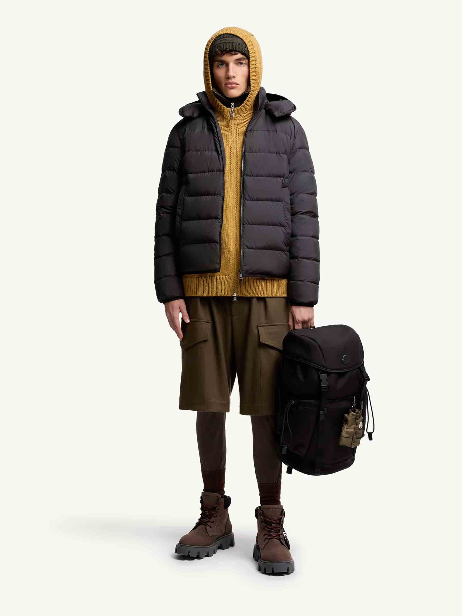 Moncler Hombre Barcelona Plumífero corto con capucha Montbrocq color Azul Marino sku 512-002651 01 - Foto 2