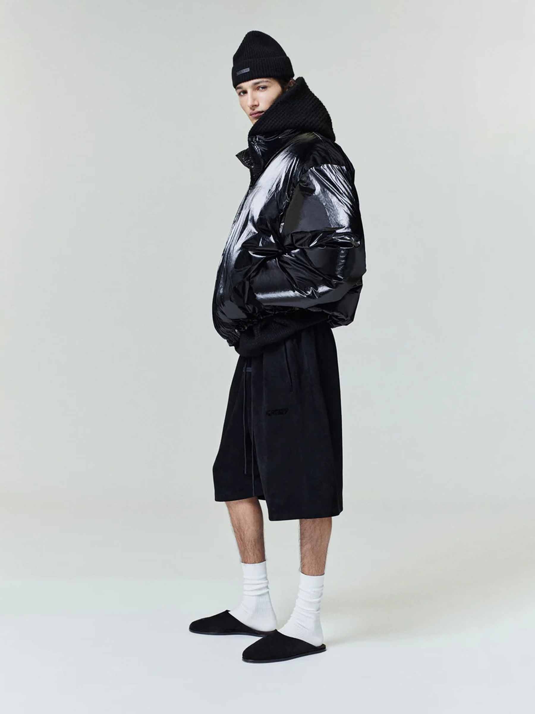 Fear of God Essentials Hombre Barcelona Plumífero Corto Técnico color Negro sku 512-002858 01 - Foto 2