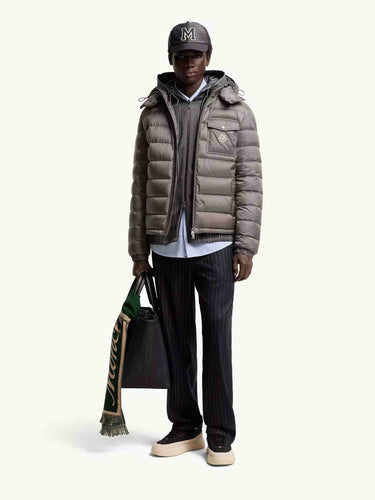 Moncler Hombre Barcelona Plumífero Corto Verith color Taupe sku 512-002949 02 - Foto 2