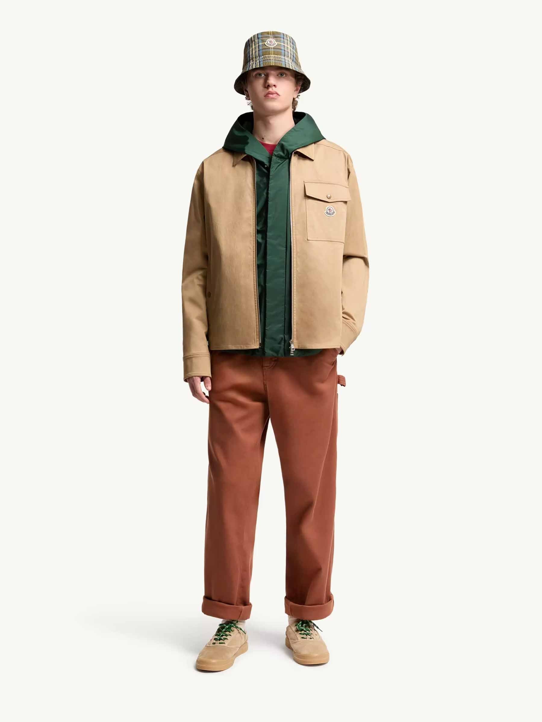 Moncler Hombre Barcelona Chaqueta Camisera Gabardina color Camel sku 513-000131 01 - Foto 2