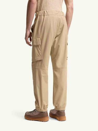 Moncler Grenoble Hombre Barcelona Pantalones Joggers color Beige sku 521-003557 01 - Foto 3