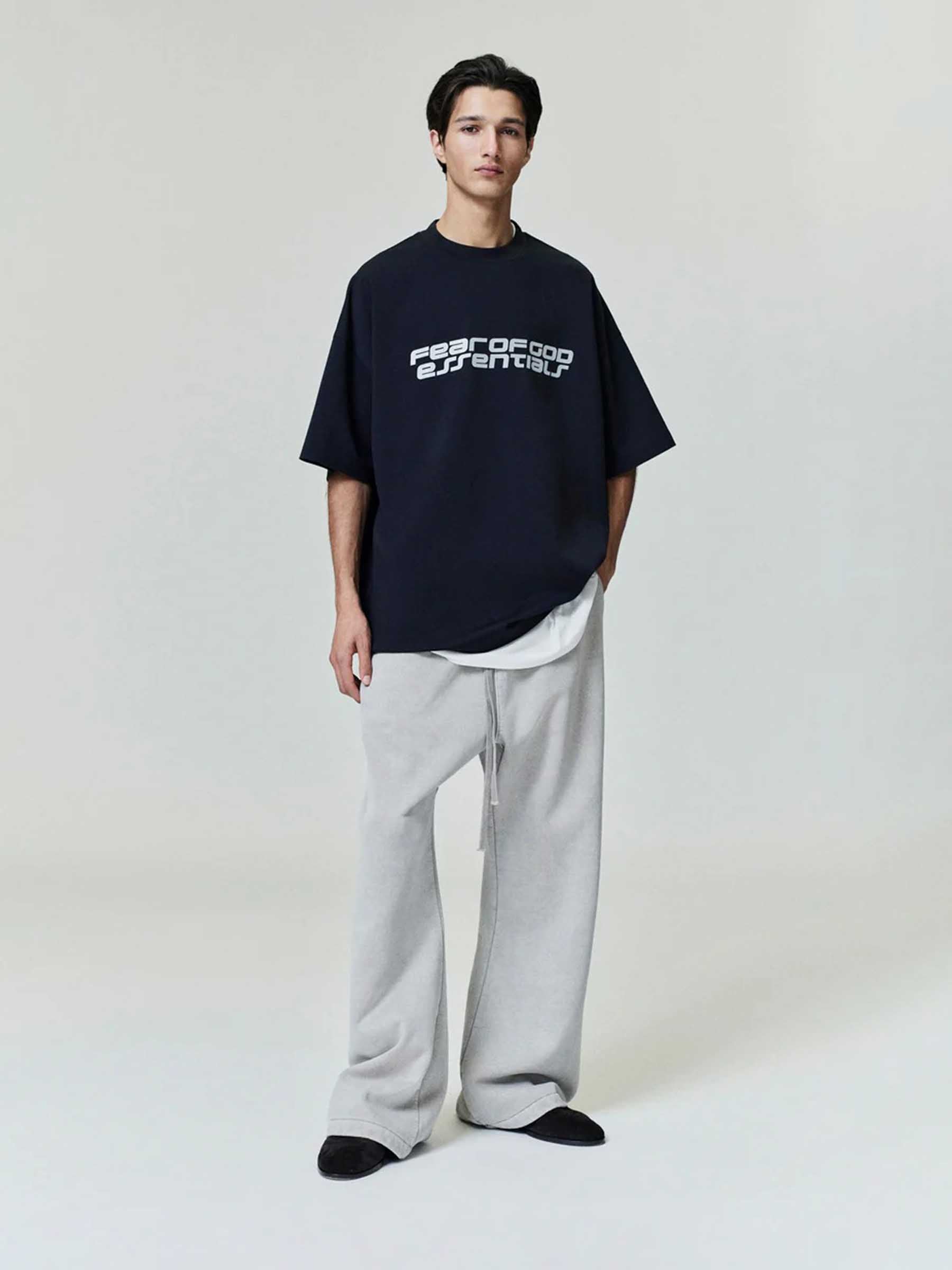 Fear of God Essentials Hombre Barcelona Joggers Fleece Flare color Taupe sku 521-003616 01 - Foto 2