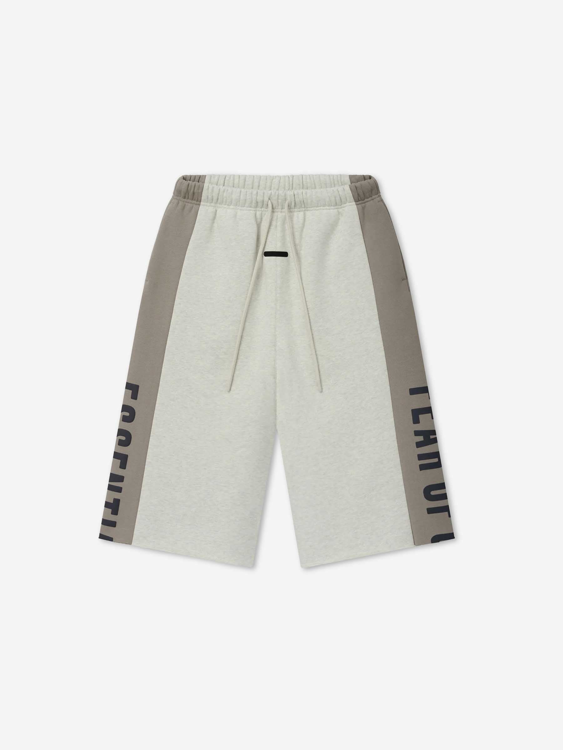 Fear of God Essentials Hombre Barcelona Bermudas Deporivas Paneles color Gris Claro sku 521-003657 01 - Foto 1
