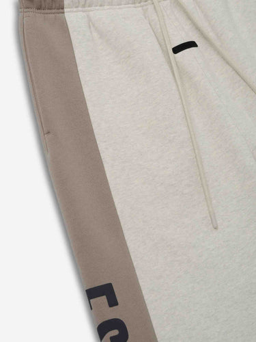 Fear of God Essentials Hombre Barcelona Bermudas Deporivas Paneles color Gris Claro sku 521-003657 01 - Foto 3
