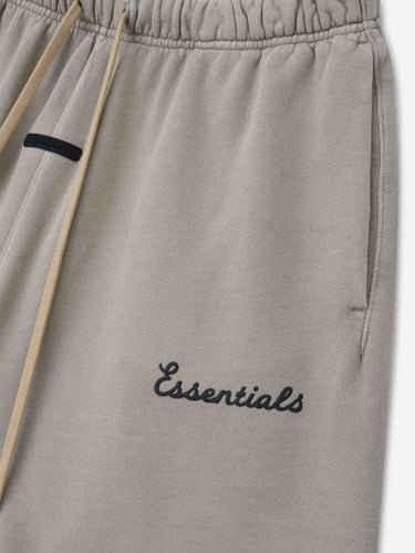 Fear of God Essentials Hombre Barcelona Bermudas Training Classic color Taupe sku 523-001369 01 - Foto 3