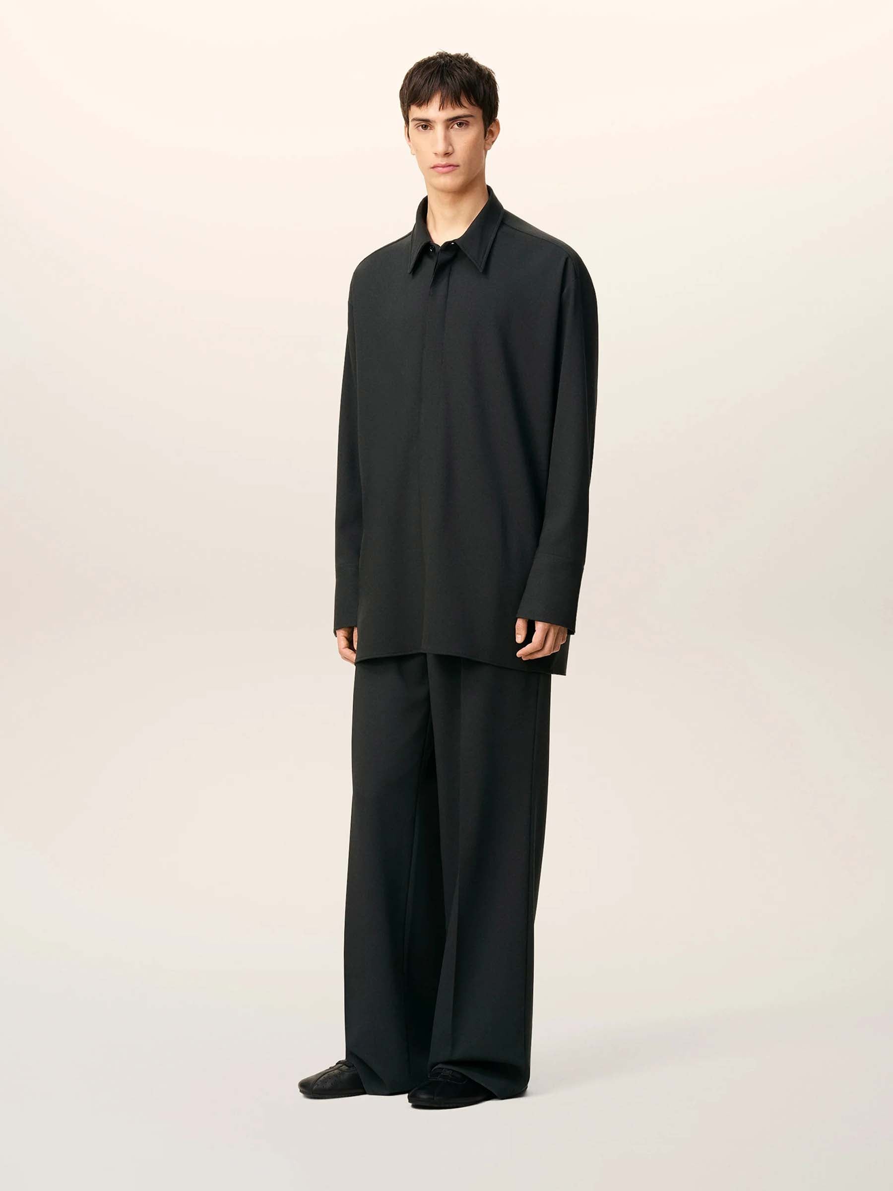 Ami Paris Hombre Barcelona Camisa de vestir Lana color Negro sku 531-006549 01 - Foto 2