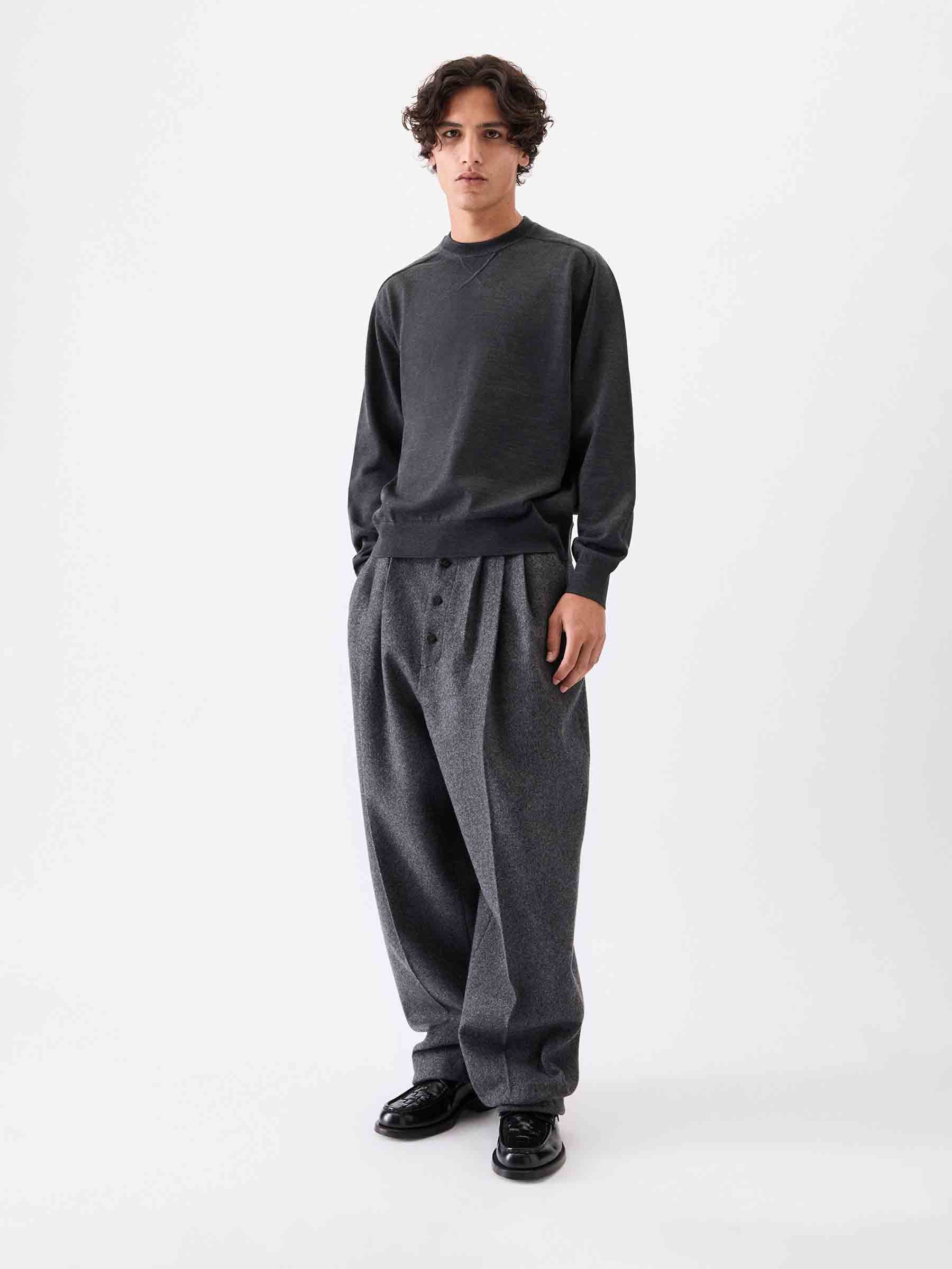 Jacquemus Hombre Barcelona Jersey cuello redondo color Gris Antracita sku 542-002487 01 - Foto 2