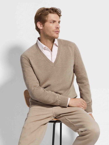 Zegna Hombre Barcelona Jersey Cuello Pico color Camel sku 542-002513 01 - Foto 3