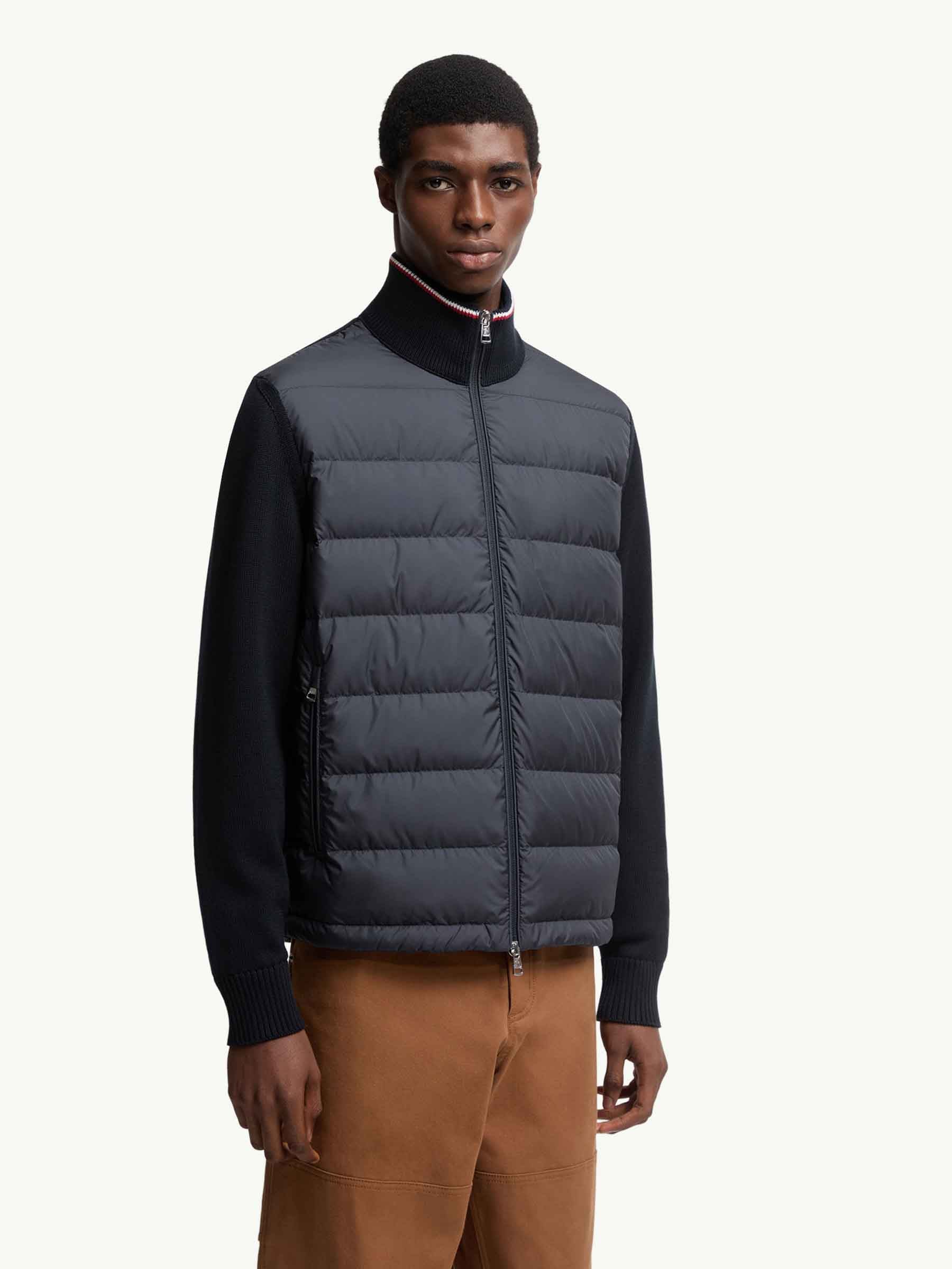 Moncler Hombre Barcelona Cárdigan Cuello Alto color Azul Noche sku 543-001030 01 - Foto 2