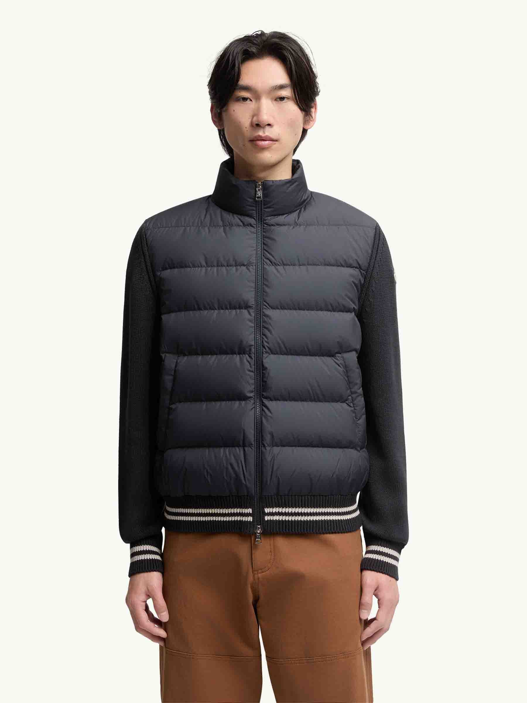 Moncler Hombre Barcelona Cárdigan Cuello Alto color Azul Noche sku 543-001034 01 - Foto 2