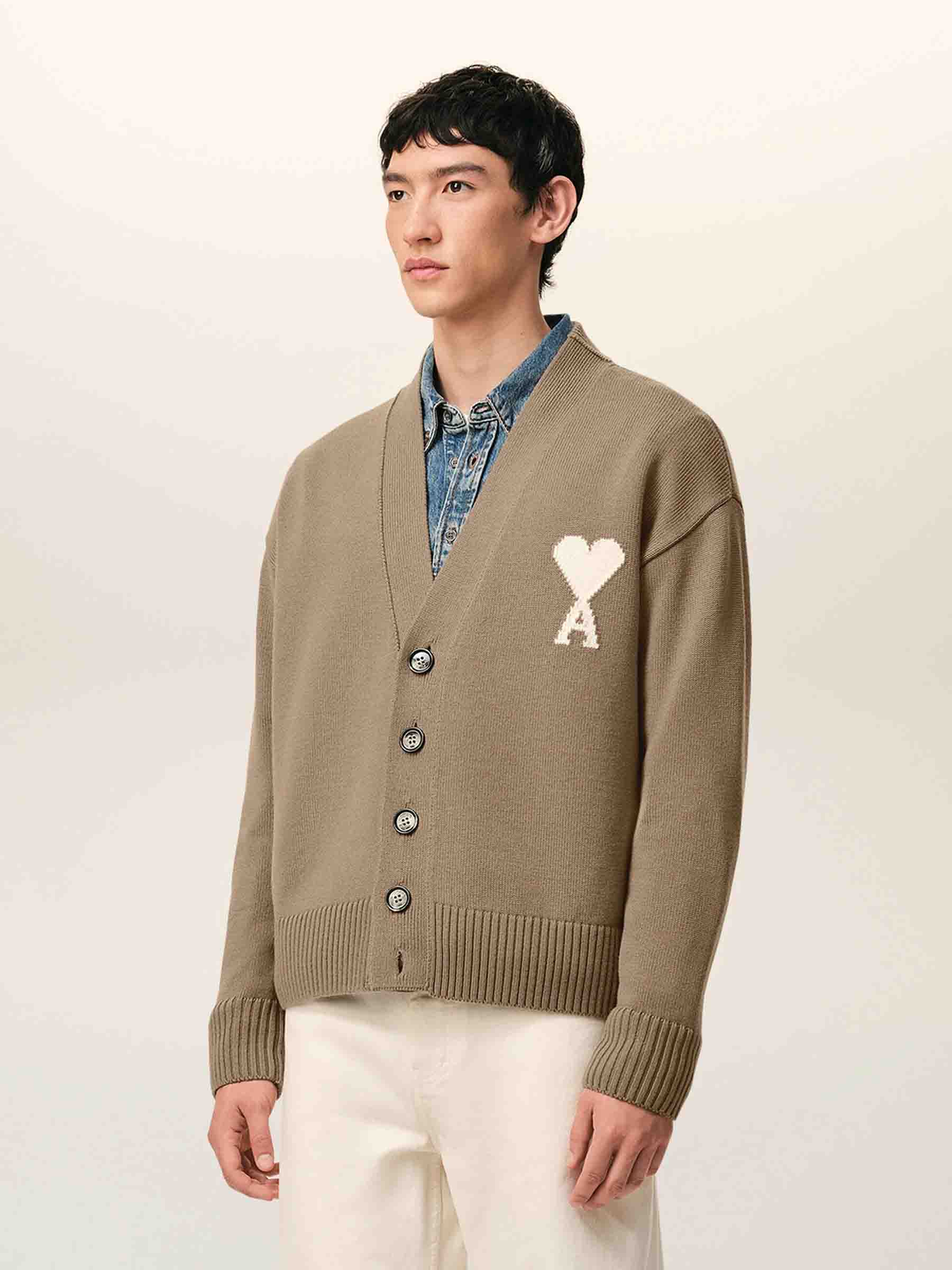 Ami Paris Hombre Barcelona Cárdigan Punto Lana color Taupe sku 543-001095 01 - Foto 2