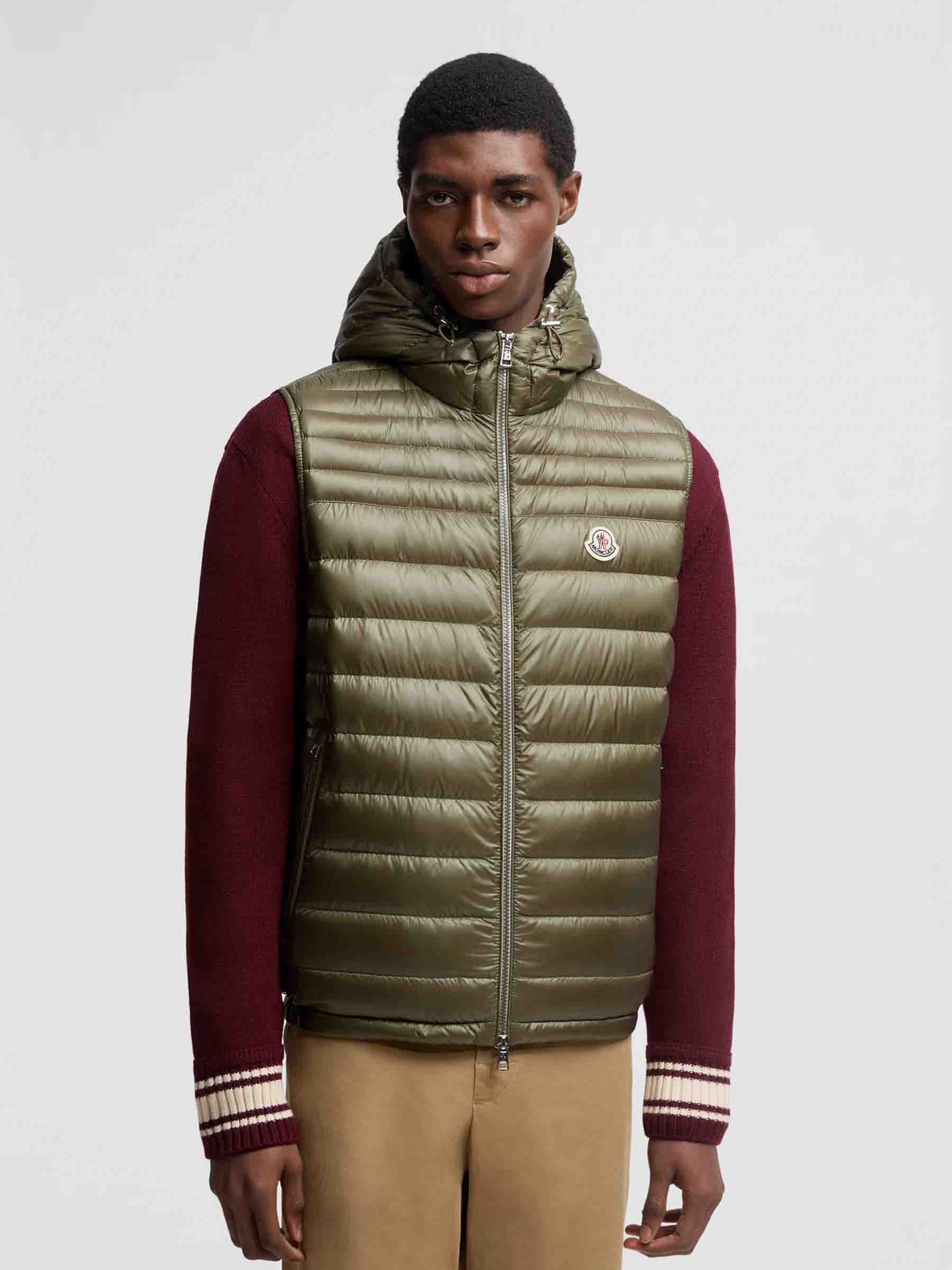 Moncler Hombre Barcelona Chaleco Acolchado Orant color Verde Militar sku 544-000600 01 - Foto 2