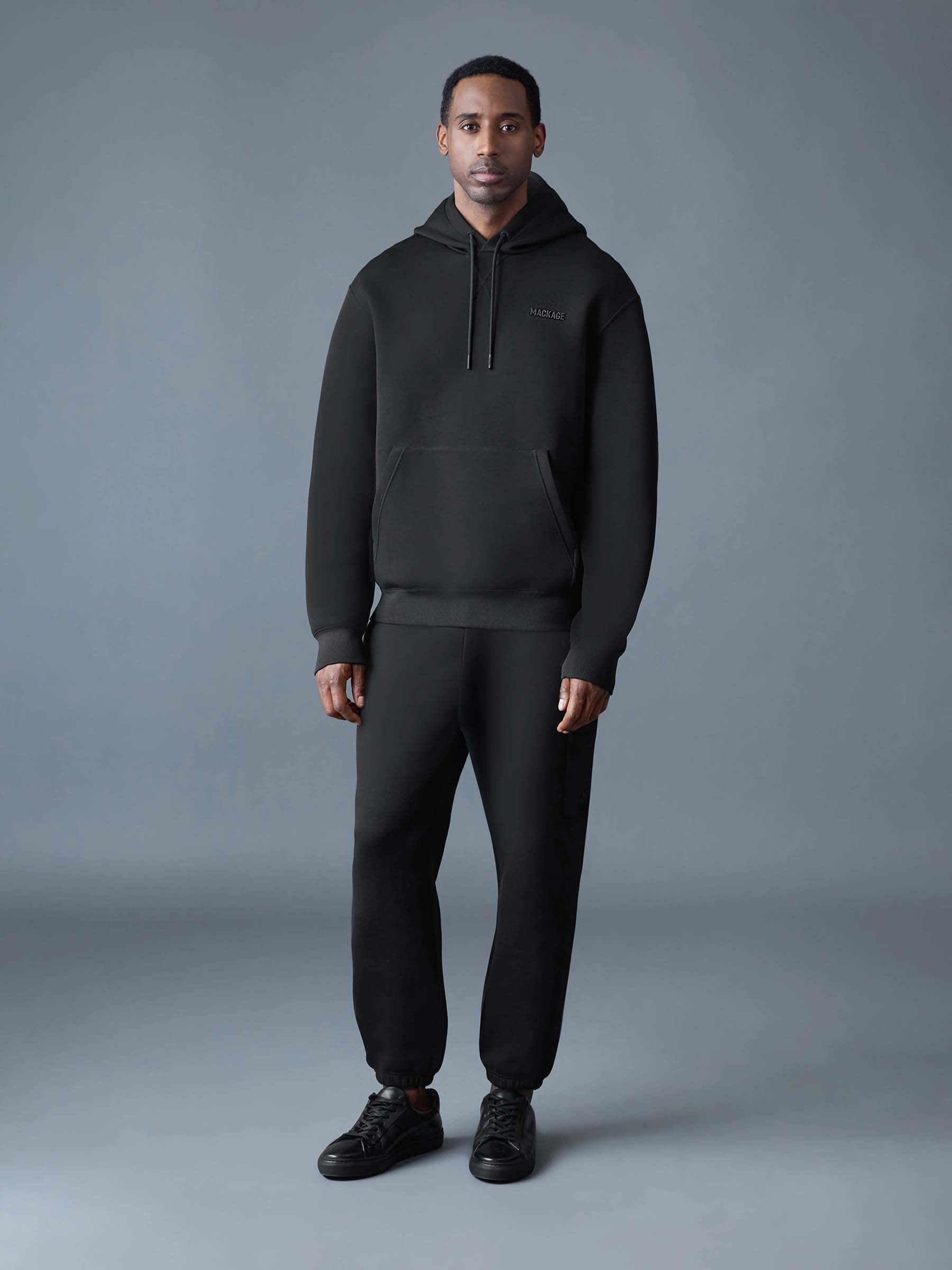 Mackage Hombre Barcelona Sudadera Capucha Kolton color Negro sku 545-002112 01 - Foto 2