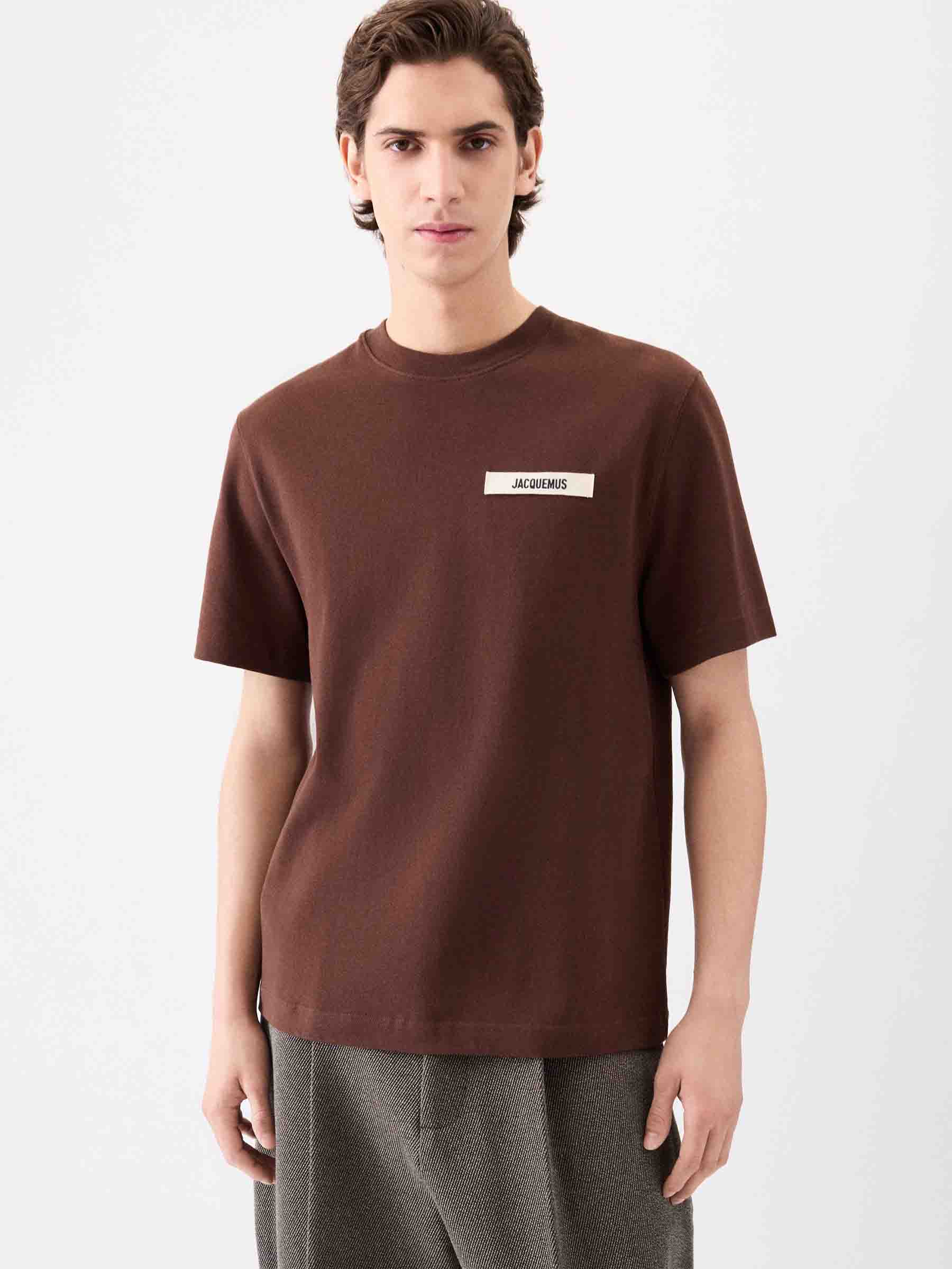 Jacquemus Hombre Barcelona Camiseta Gros Grain color Marrón sku 553-004333 03 - Foto 2