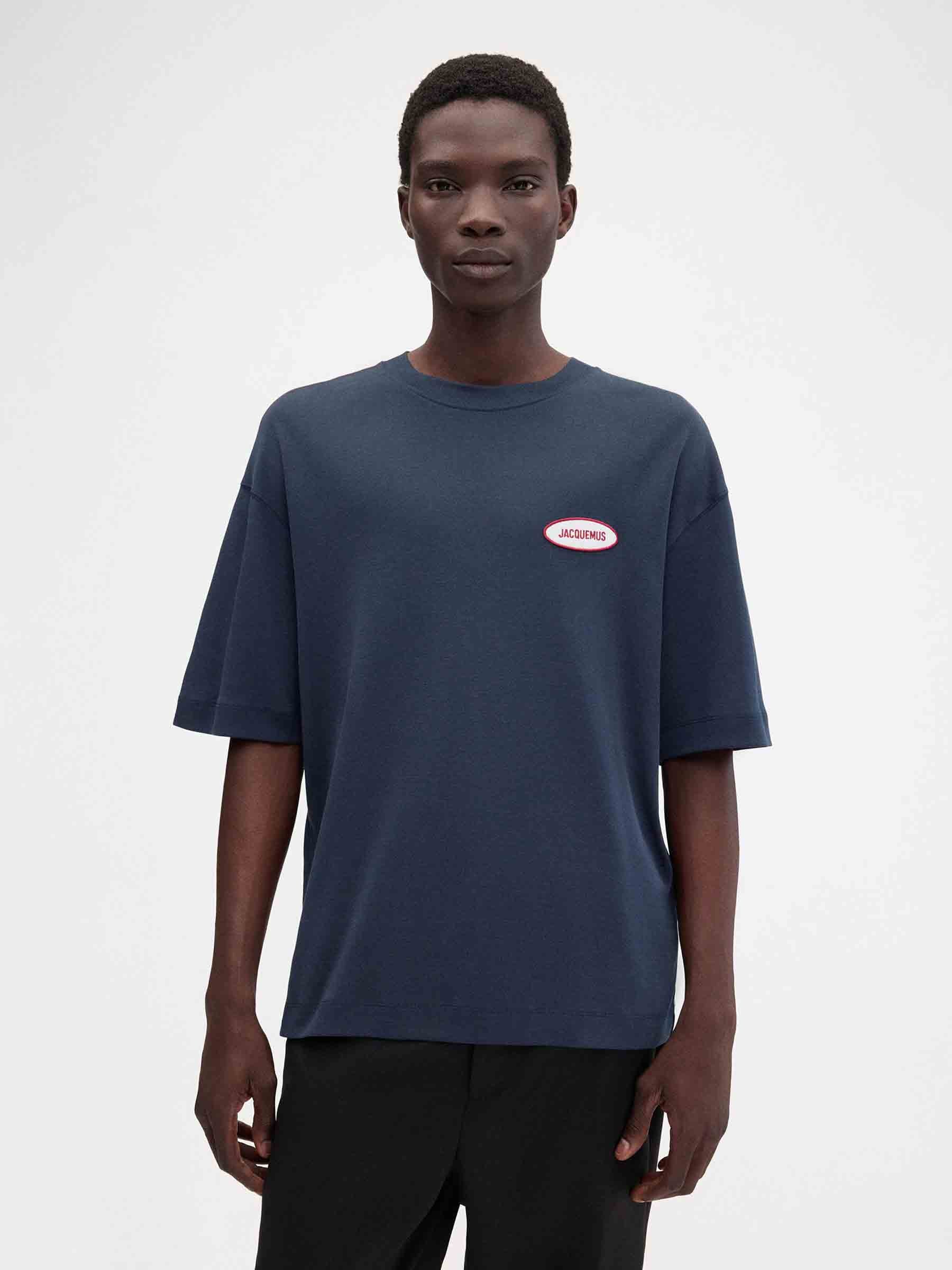 Jacquemus Hombre Barcelona Camiseta Stazione color Azul Noche sku 553-004334 01 - Foto 2