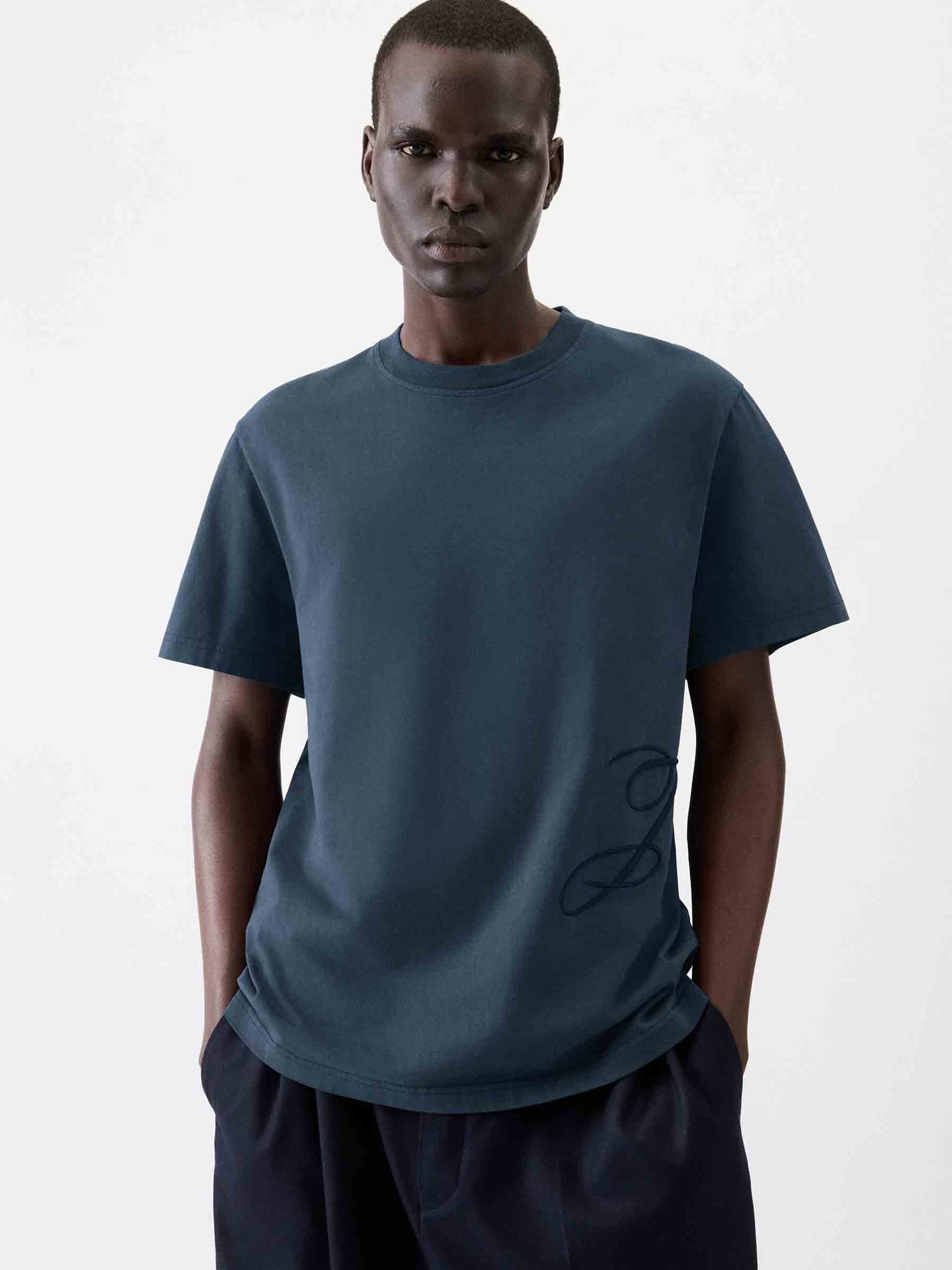 Jacquemus Hombre Barcelona Camiseta Bordado J color Azul Marino sku 553-004337 01 - Foto 2