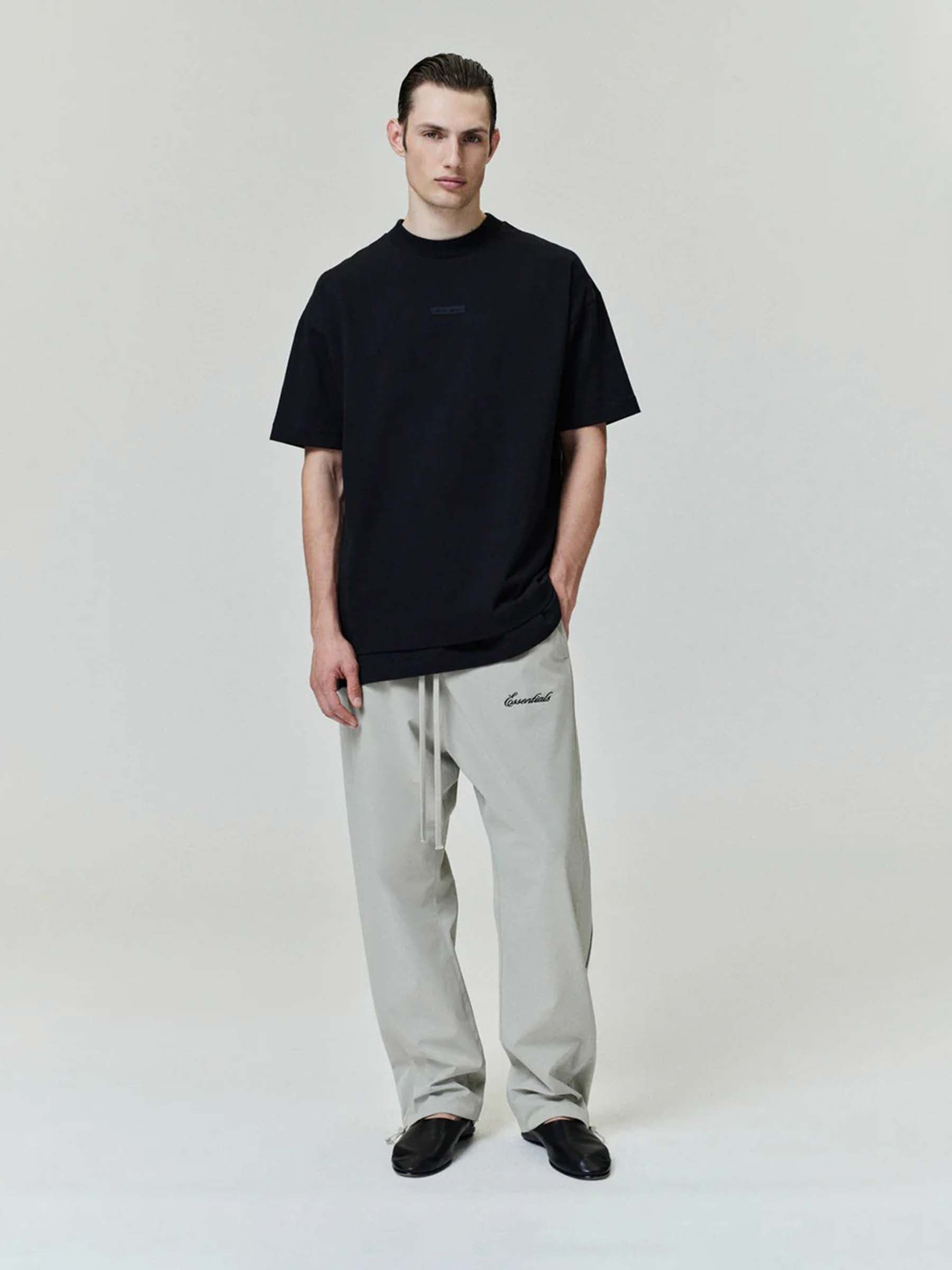 Fear of God Essentials Hombre Barcelona Camiseta Cuello Redondo color Negro sku 553-004400 01 - Foto 2