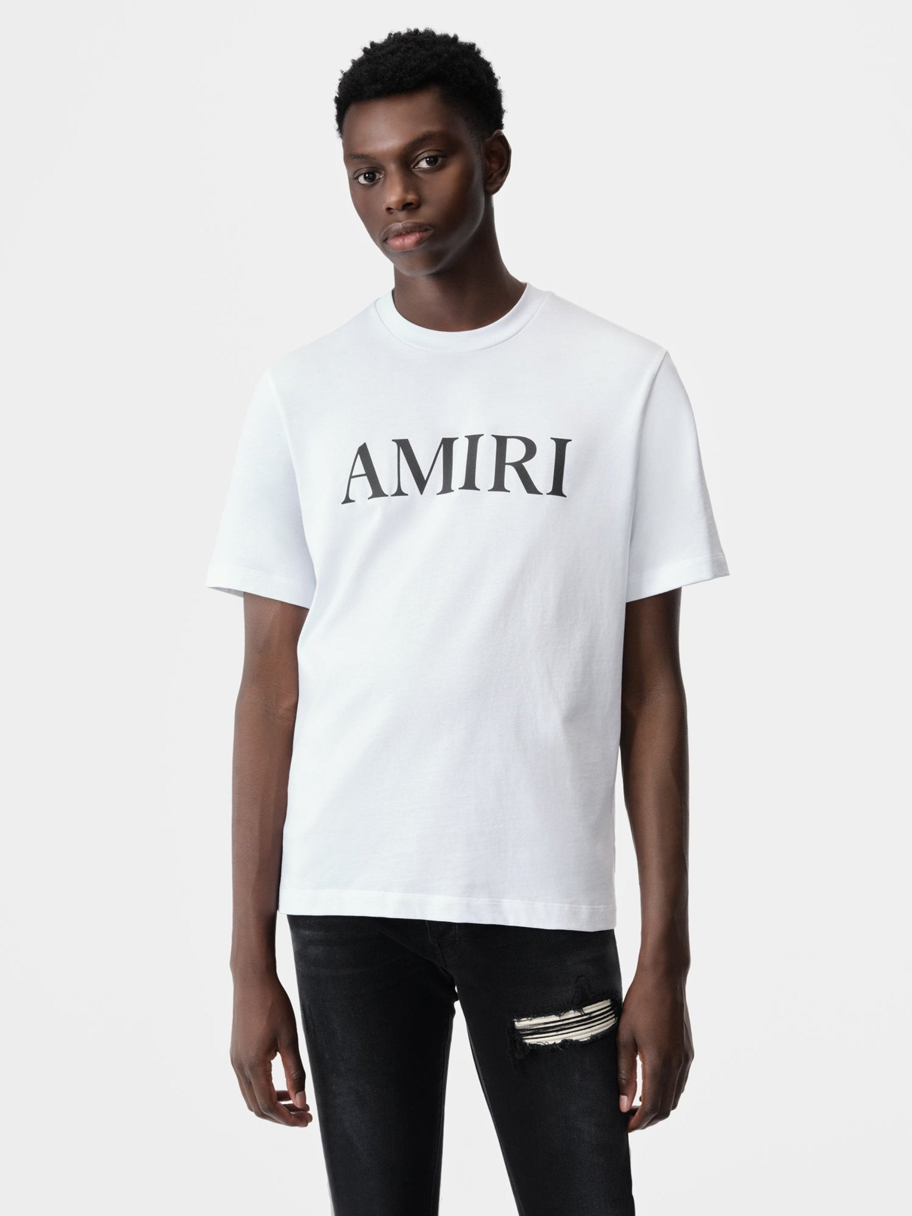 Amiri – Staggered Logo T-shirt Hombre 553-004412 01